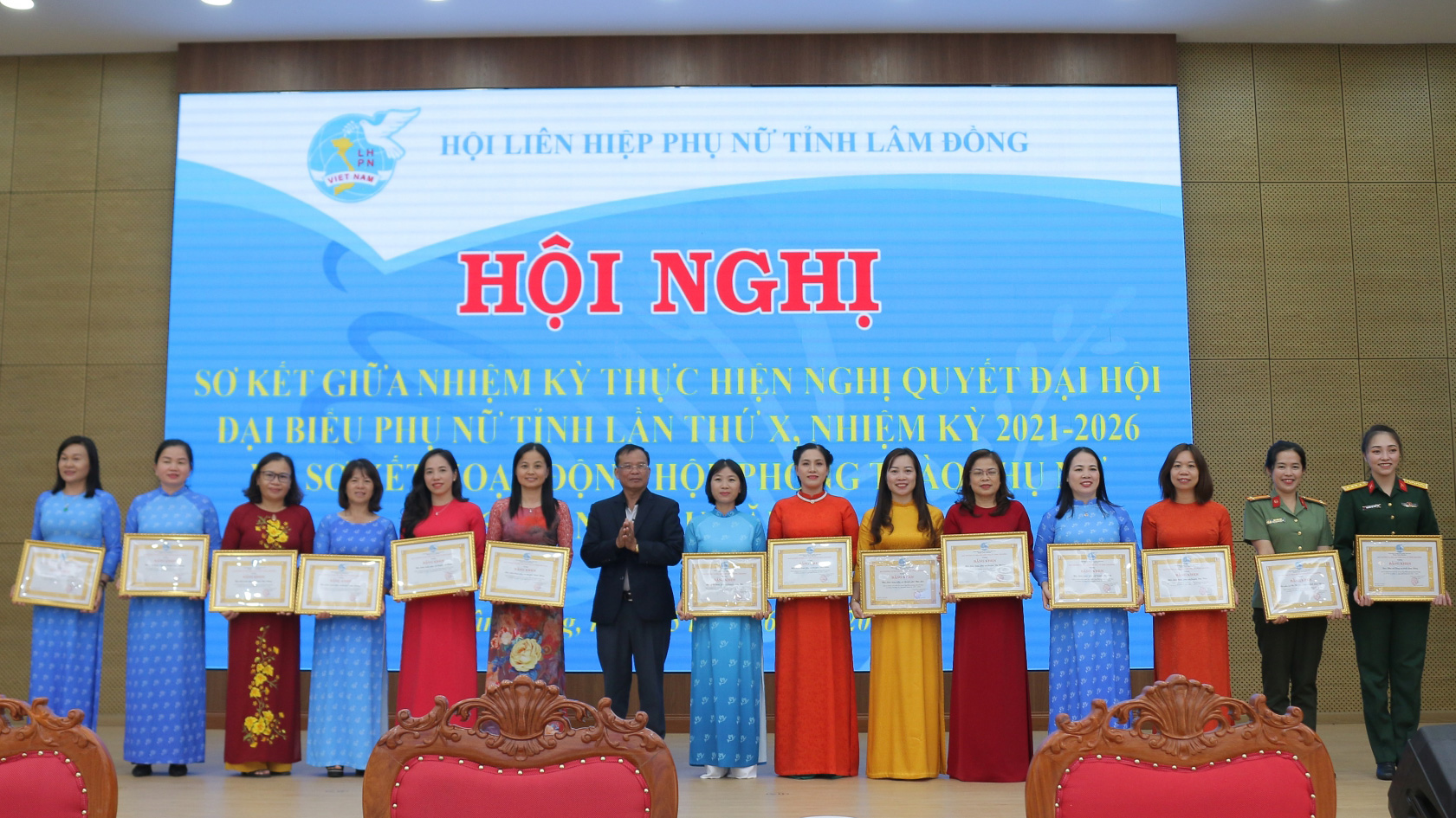 Chủ tịch Hội LHPN tỉnh Lâm Đồng Phạm Thị Ánh Tuyết trao Bằng khen cho Hội LHPN cấp cơ sở