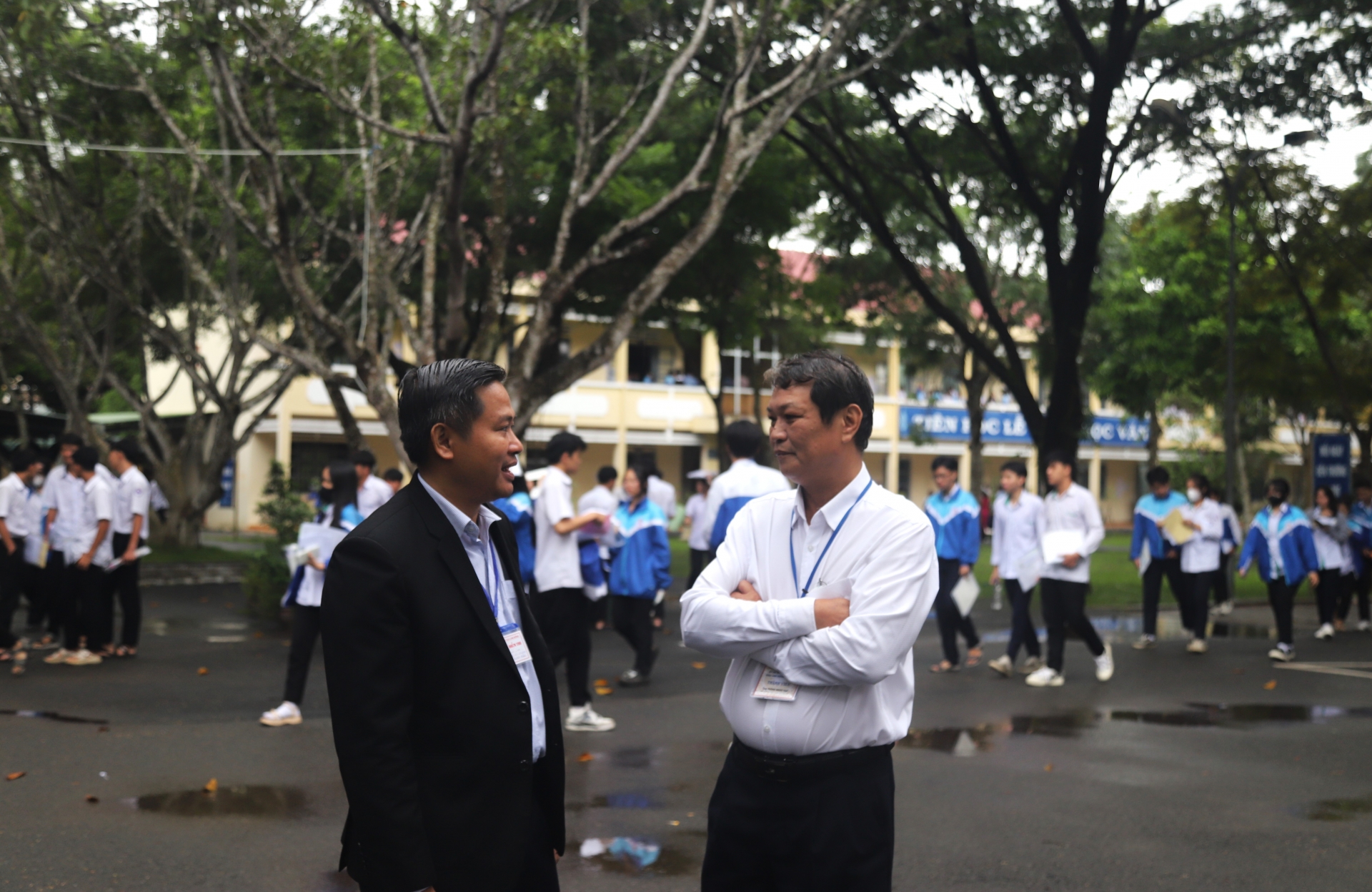 Phó Chủ tịch UBND TP Bảo Lộc Phùng Ngọc Hạp có mặt tại điểm thi trường THPT Nguyễn Du trao đổi với Hội đồng thi về trường hợp 2 thí sinh bị tai nạn giao thông