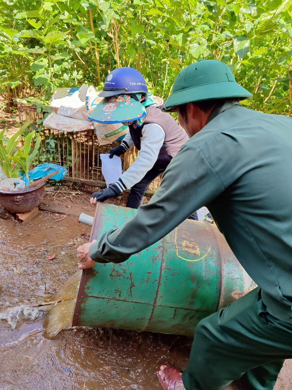 vận động người dân xử lý lăng quăng, vật chứa nước, các vật chứa nguy cơ như: phuy chứa nước, chai lọ, lốp xe, bể nước…