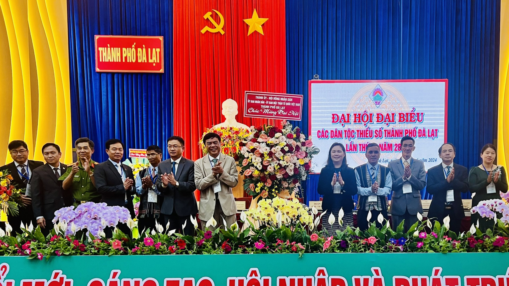 Thành uỷ - HĐND - UBND - Ủy ban MTTQ TP Đà Lạt tặng hoa chúc mừng Đại hội