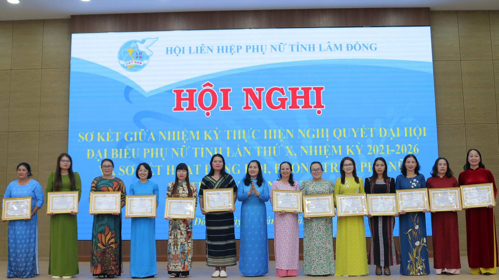 Phó Chủ tịch Hội LHPN tỉnh Lâm Đồng Nguyễn Thị Phương Thảo trao Bằng khen cho các Hội LHPN cấp cơ sở