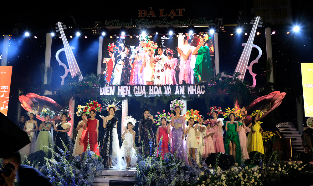 KHAI MẠC TUẦN LỄ VÀNG DU LỊCH LÂM ĐỒNG LẦN 3: Đặc sắc âm nhạc và thời trang trên sân khấu hoa