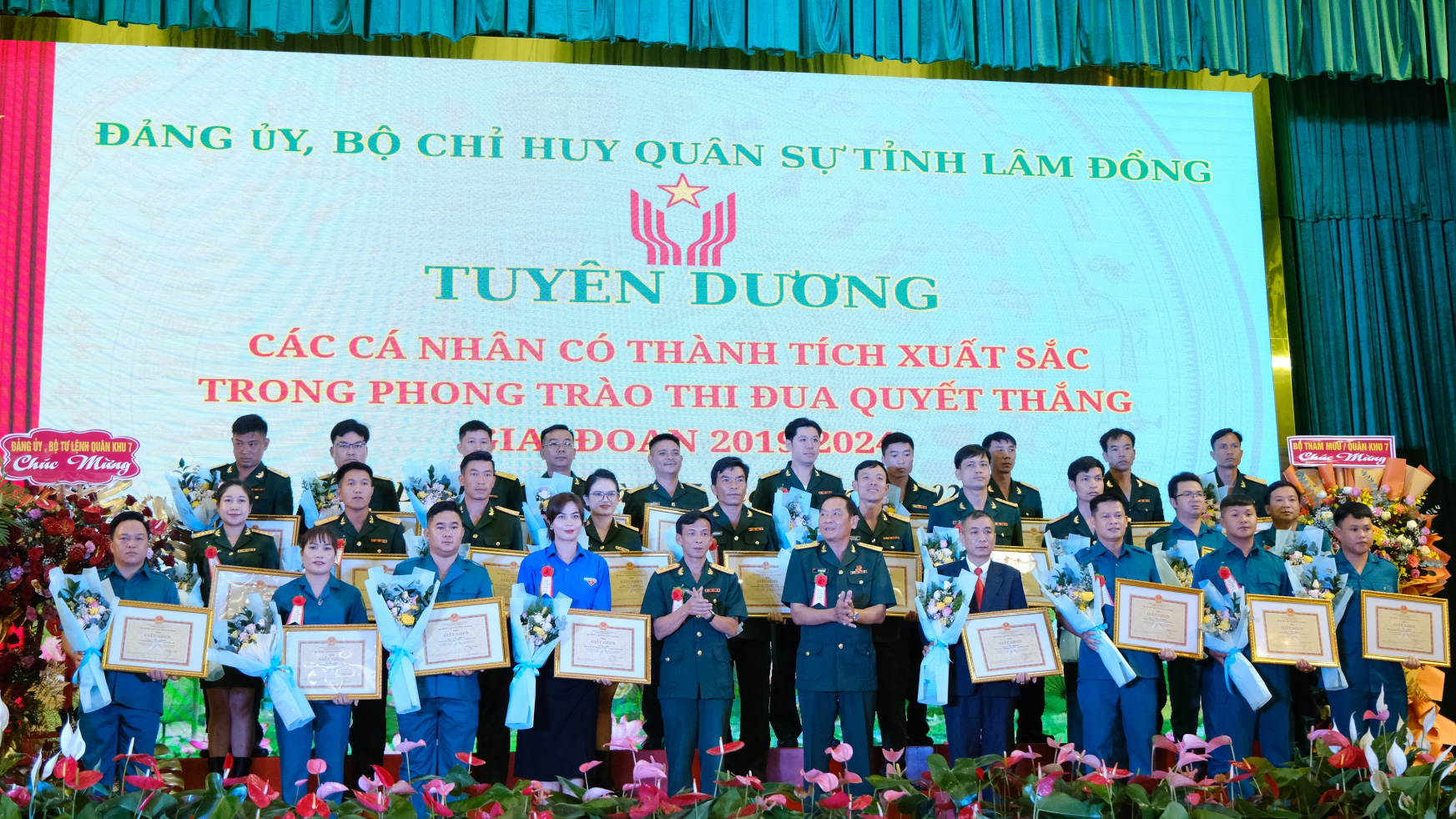 Thủ trưởng Bộ CHQS tỉnh khen thưởng cá nhân có thành tích