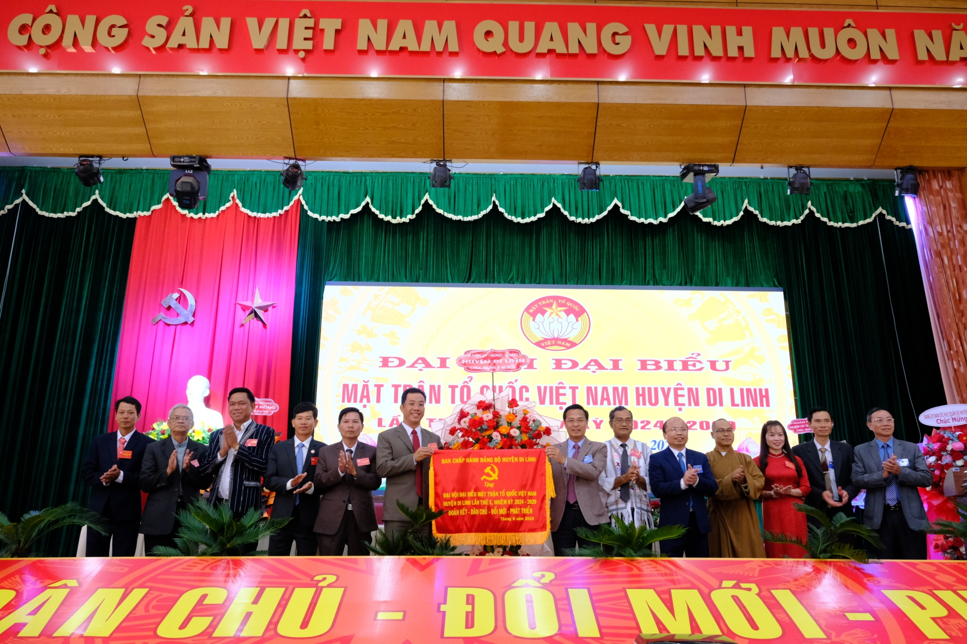 Lãnh đạo huyện Di Linh tặng hoa và bức trướng chúc mừng Đại hội