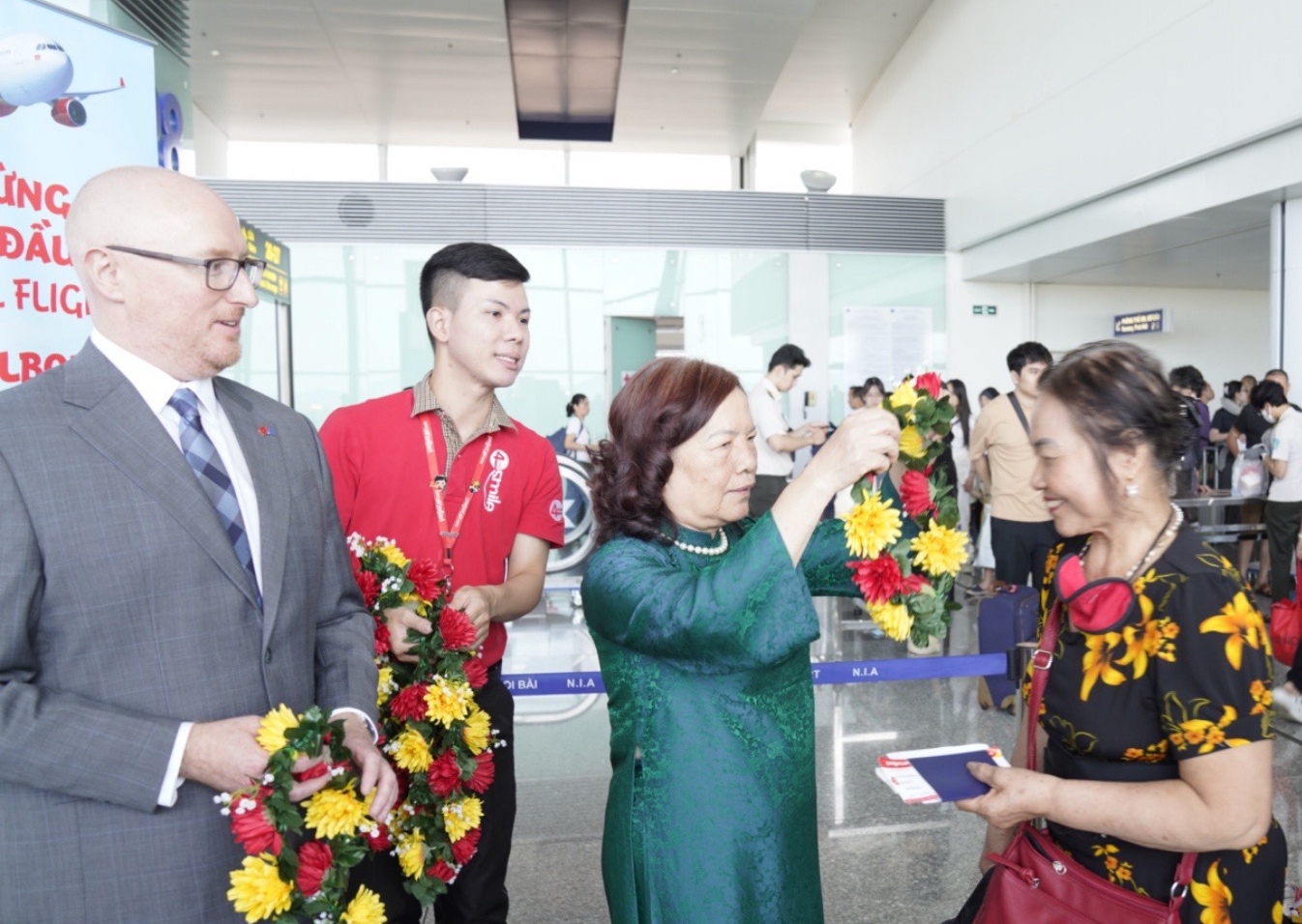 Phó Chủ tịch HĐQT Vietjet Nguyễn Thanh Hà, Quyền Phó Đại sứ Australia tại Việt Nam - Ông Daniel Ross cùng chào đón các hành khách bay từ Hà Nội đến Melbourne