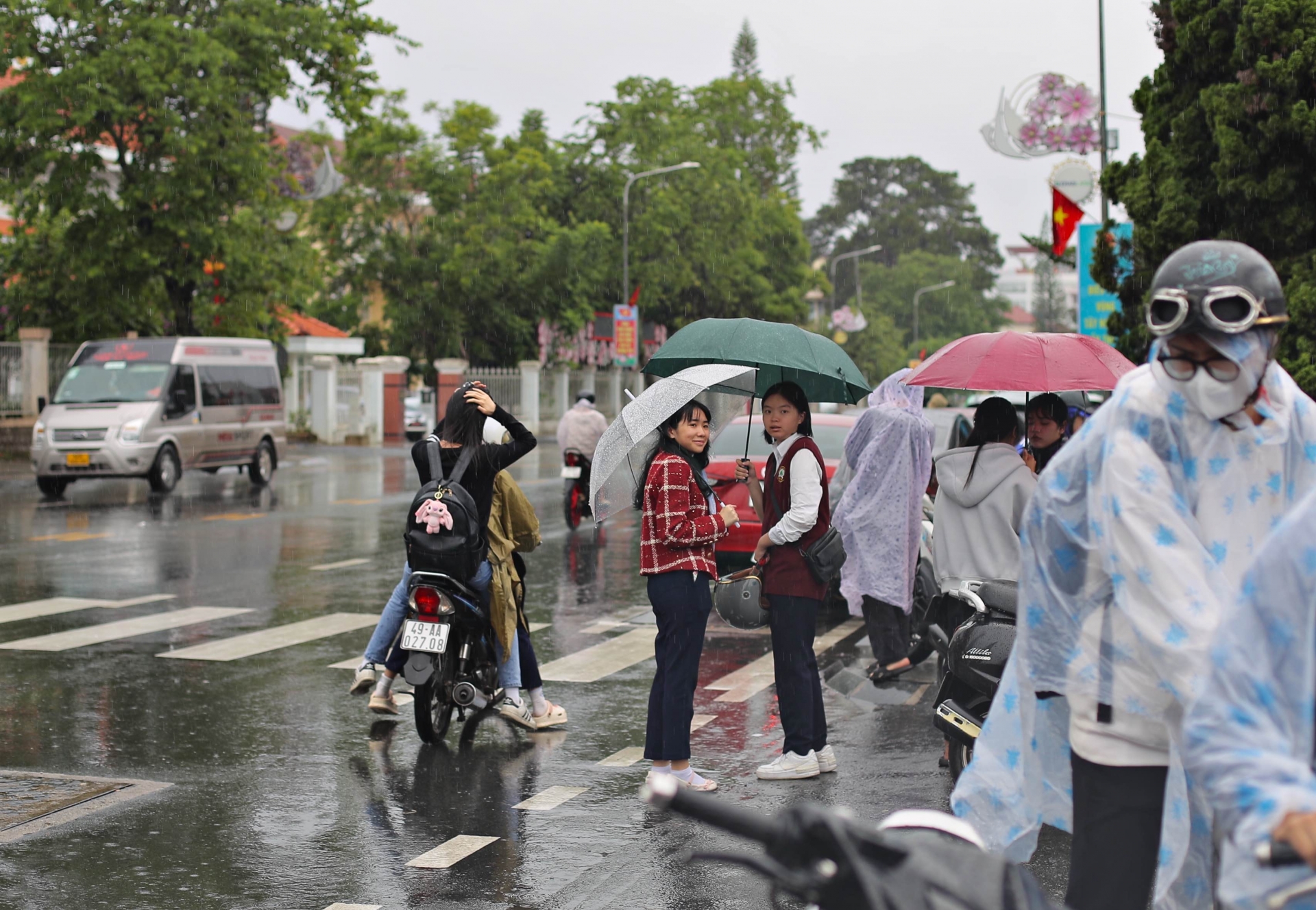 Cơn mưa lớn kéo dài từ 13h tới 15h chiều nay khiến phụ huynh và học sinh đi làm thủ tục dự thi gặp nhiều vất vả