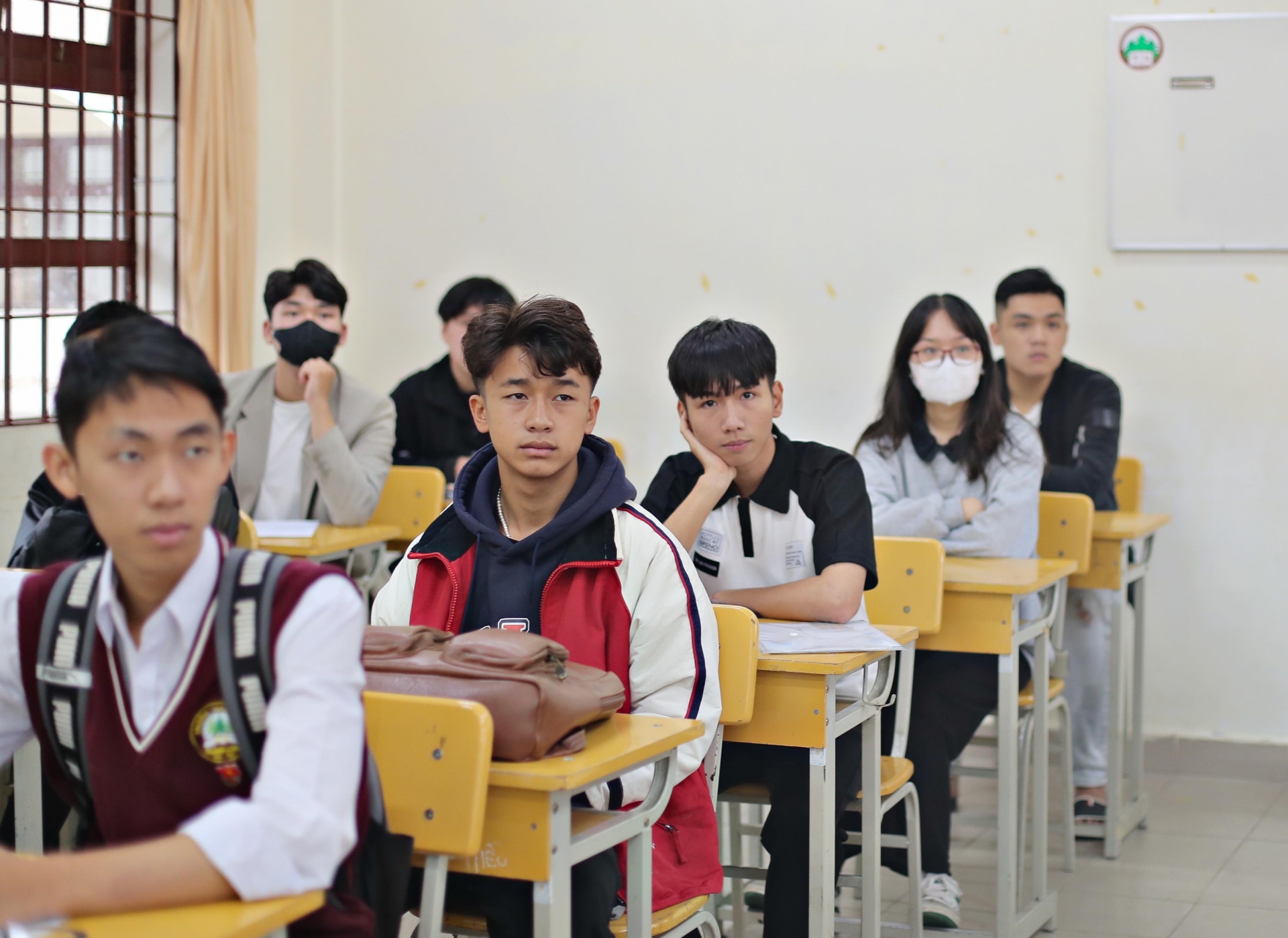 Học sinh làm thủ tục dự thi tại điểm thi Trường THPT Chuyên Thăng Long