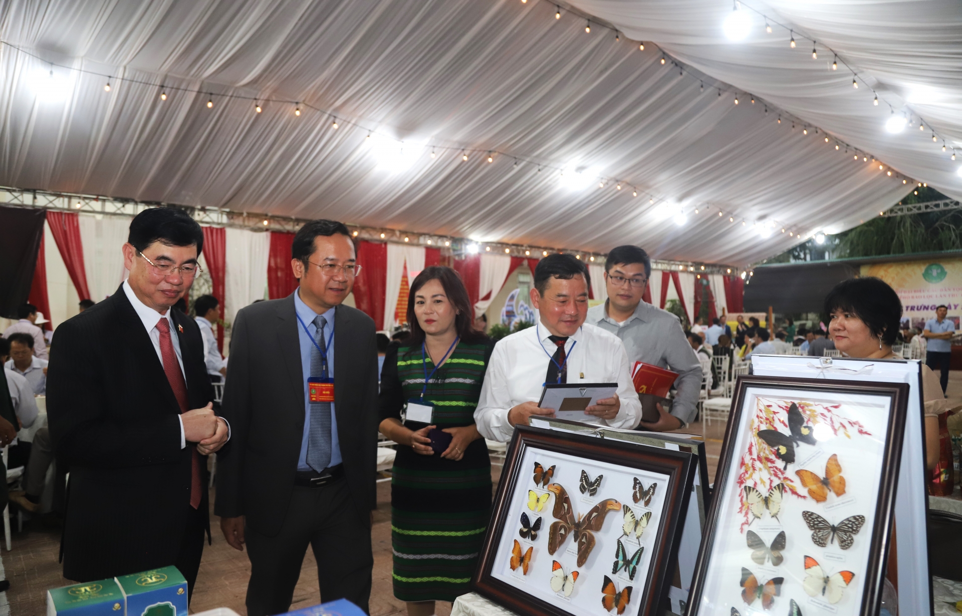 Các đại biểu tham quan các khu trưng bày sản phẩm và văn hóa đặc trưng của bà con đồng bào DTTS trên địa bàn TP Bảo Lộc