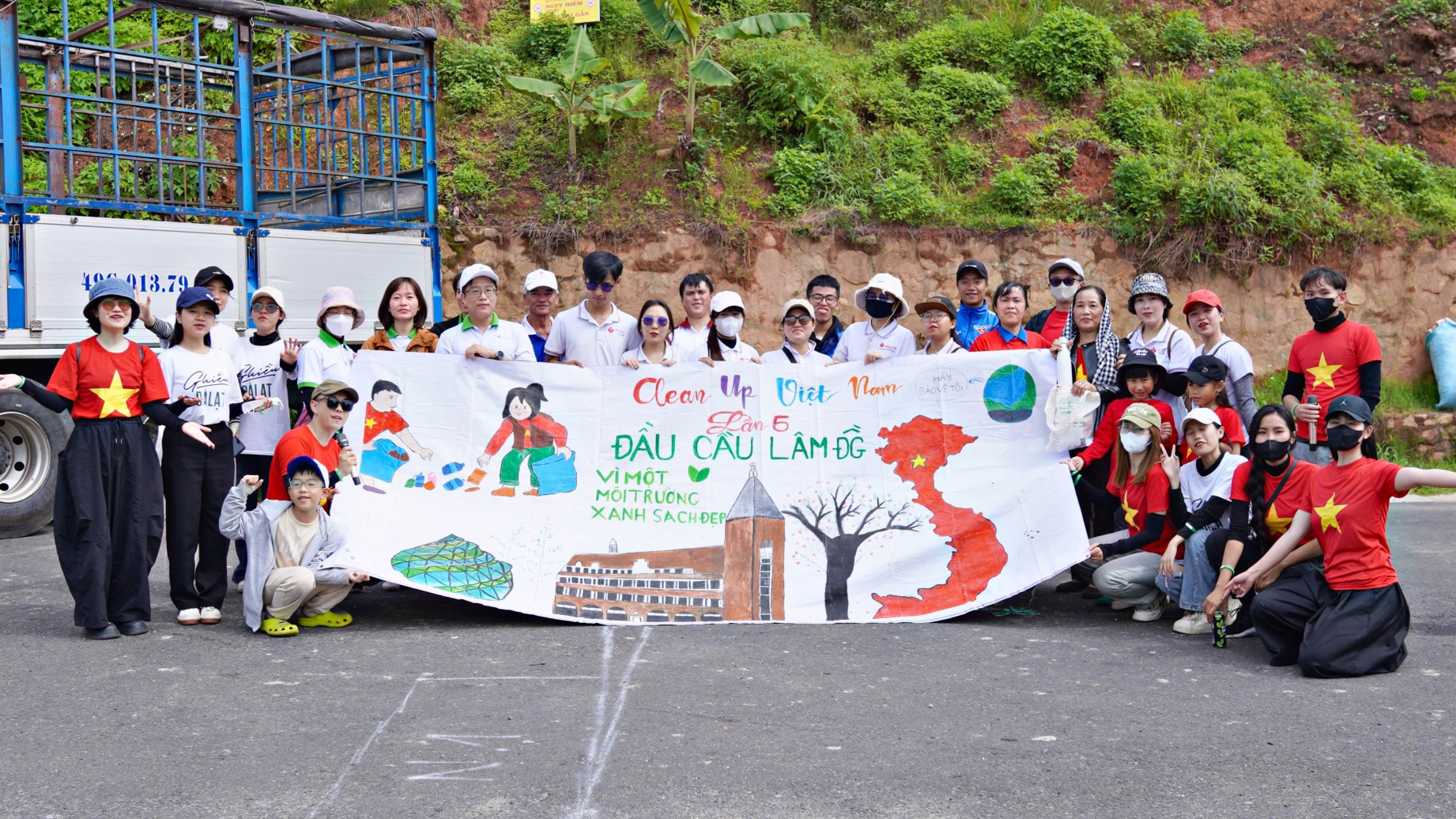 Đà Lạt: Thu gom được 700kg rác trong chiến dịch “Clean up Việt Nam”