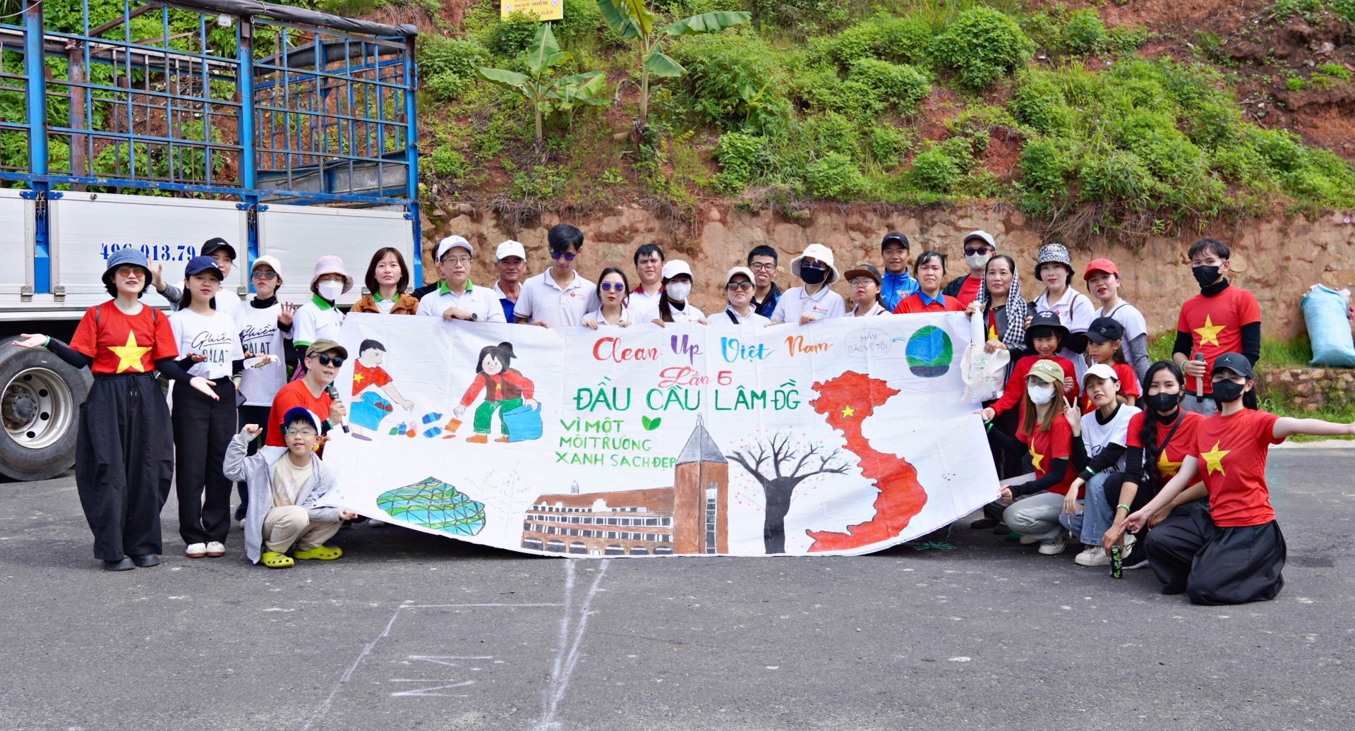 

Các tình nguyện viên tại Lâm Đồng triển khai chiến dịch dọn rác sáng 2/6, góp phần giúp Clean Up Việt Nam lần 6 xác lập kỷ lục
