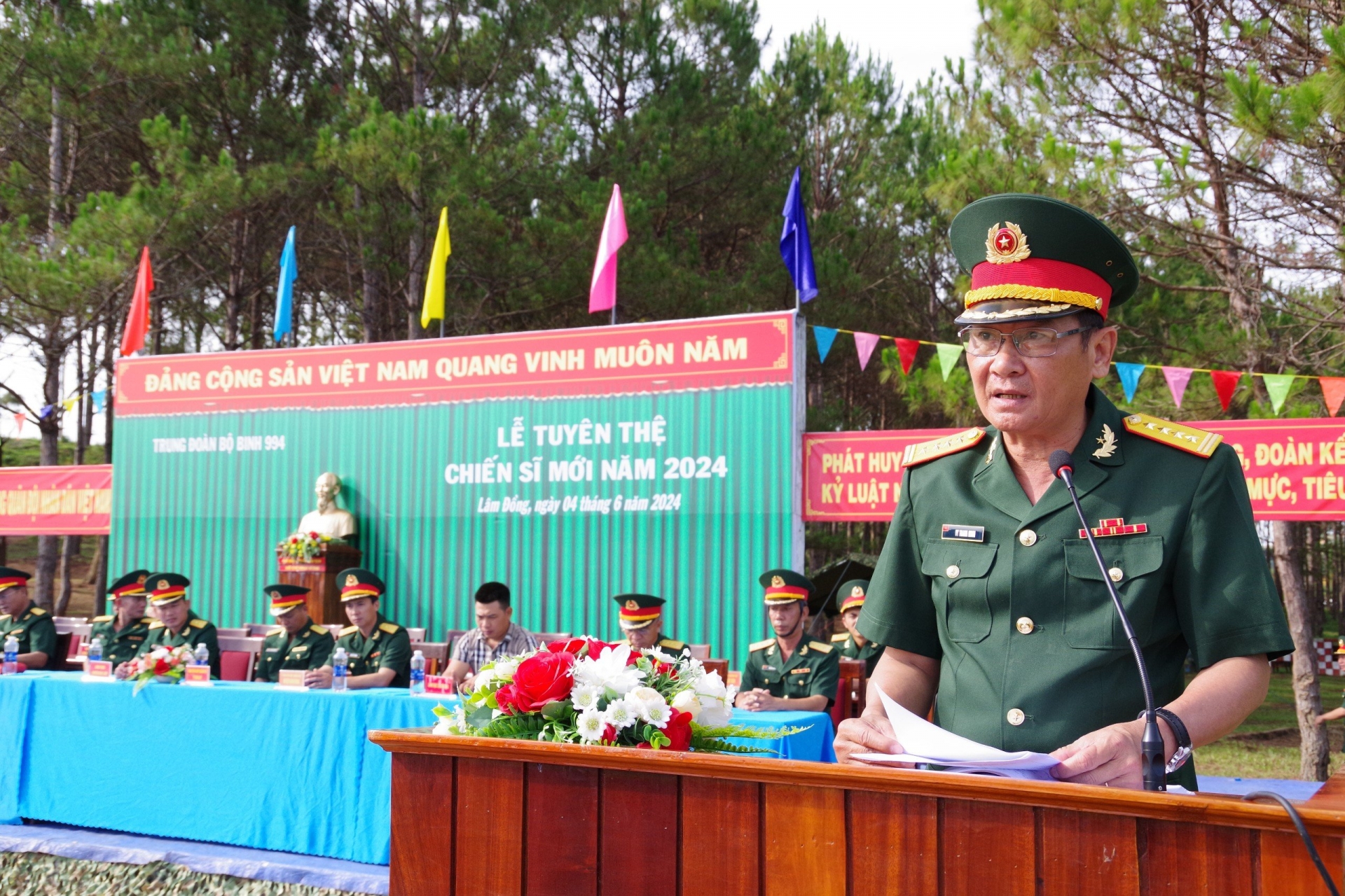 Đại tá Vy Thanh Minh Phó Chỉ huy trưởng, Tham mưu trưởng Bộ CHQS tỉnh Lâm Đồng phát biểu tại Lễ tuyên thệ  