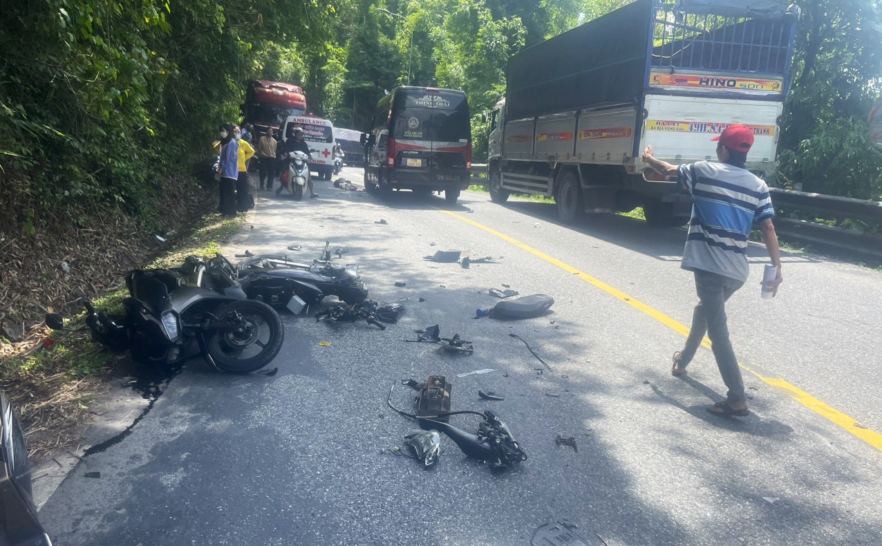Xe khách và 2 xe máy va chạm liên hoàn trên đèo Bảo Lộc, 2 người thương vong