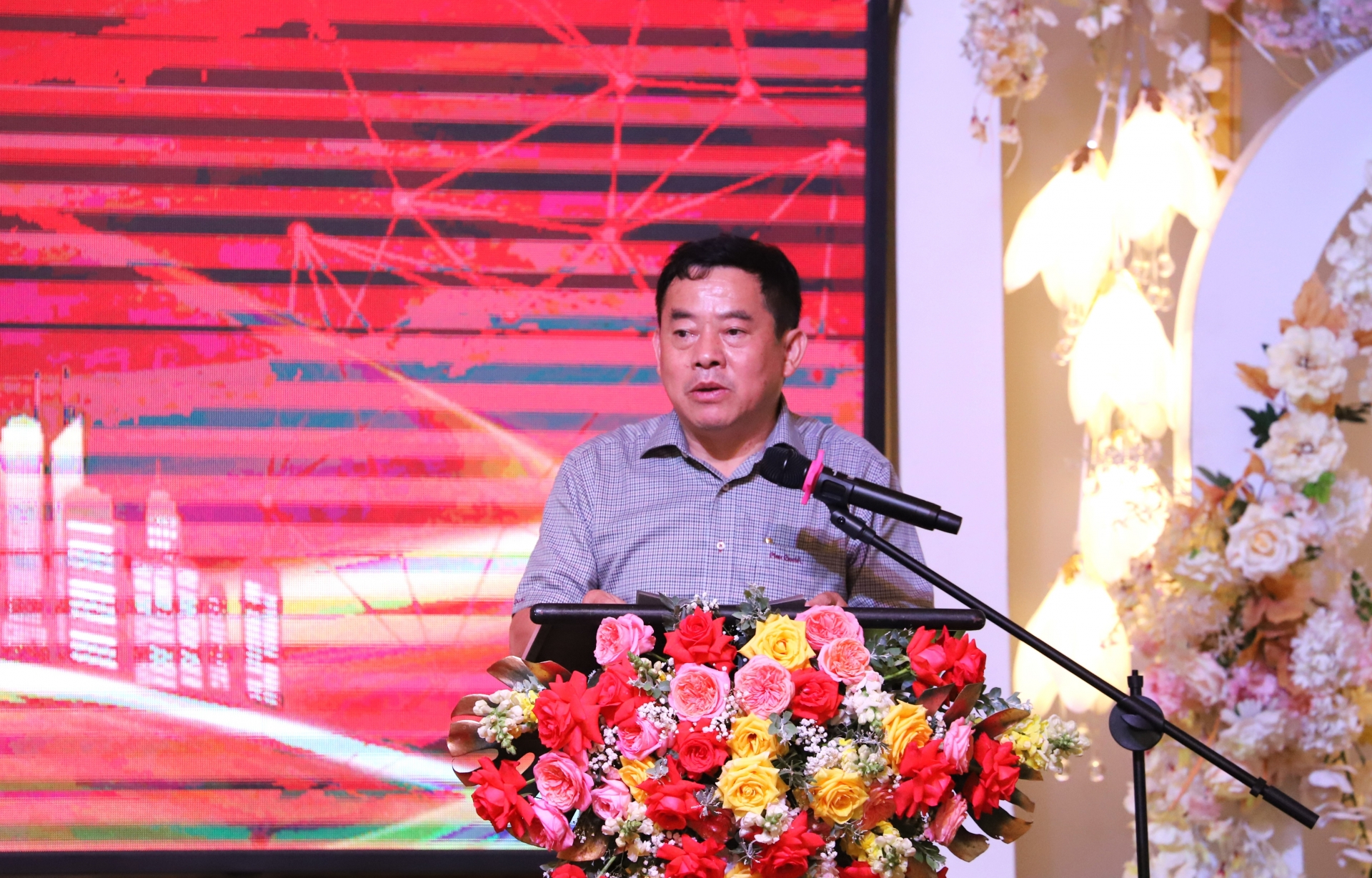Chủ tịch UBND TP Bảo Lộc Nguyễn Văn Phương thông tin khái quát tình hình phát triển kinh tế - xã hội 5 tháng đầu năm của địa phương đến các nhà báo, phóng viên