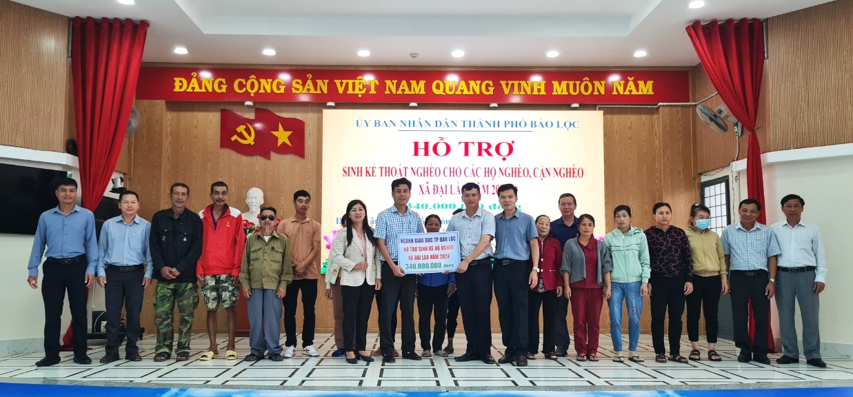Lãnh đạo Phòng Giáo dục và Đào tạo TP Bảo Lộc trao biểu trưng tổng kinh phí hỗ trợ sinh kế cho 17 hộ nghèo trên địa bàn xã Đại Lào
