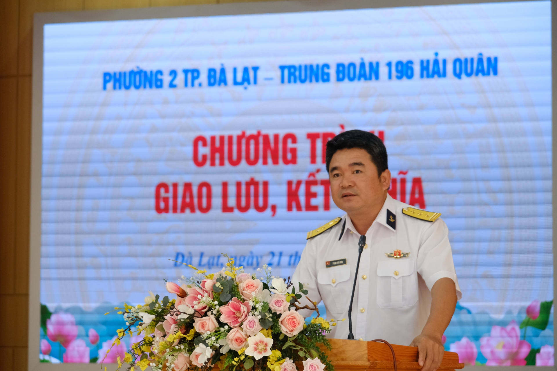 Thượng tá Phạm Văn Sơn - Phó Chính ủy Trung đoàn 196 thông qua quy chế phối hợp của 2 đơn vị