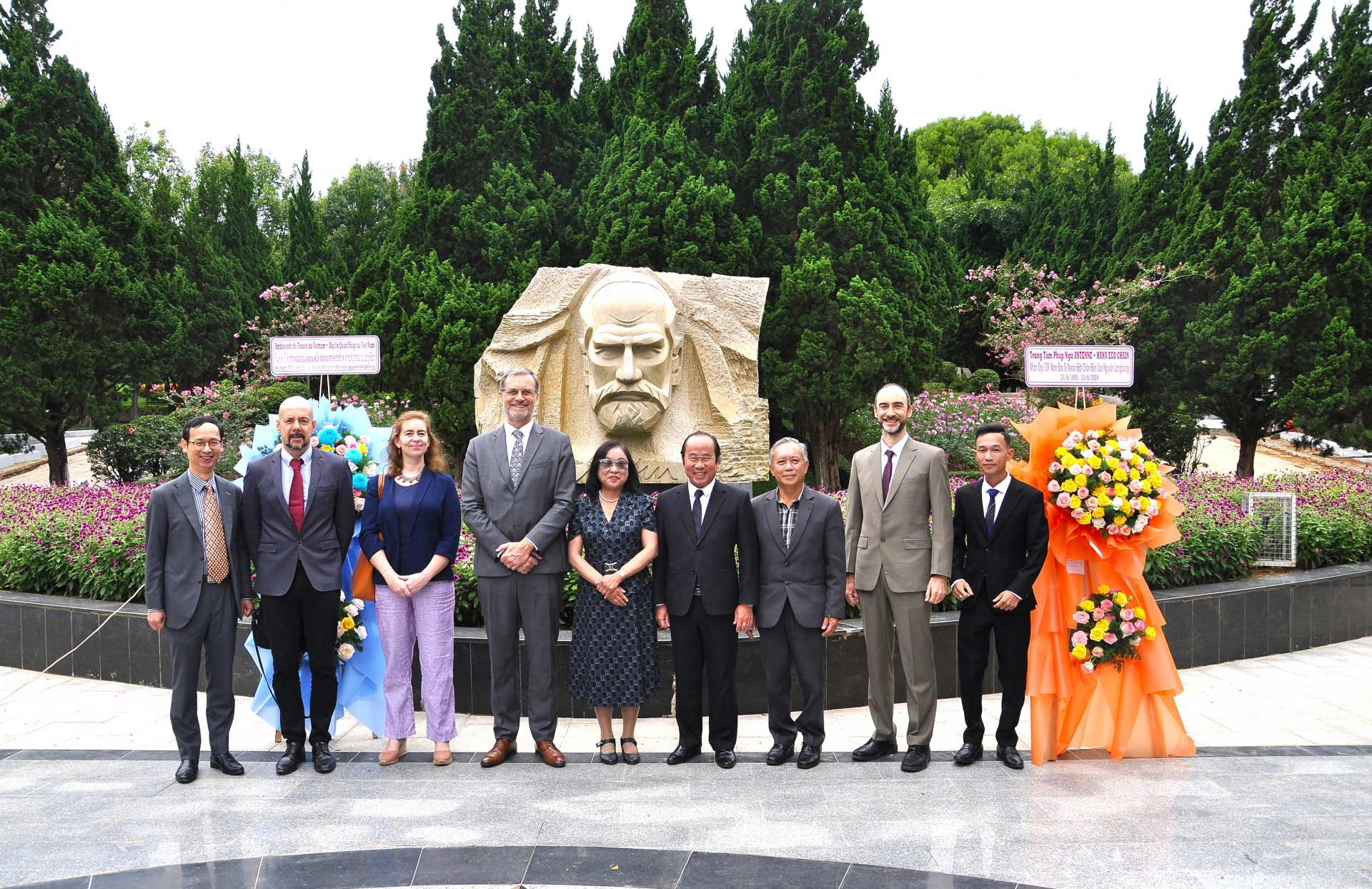 Đà Lạt: Đại sứ Cộng hòa Pháp đặt hoa tại tượng đài bác sỹ Alexandre Yersin