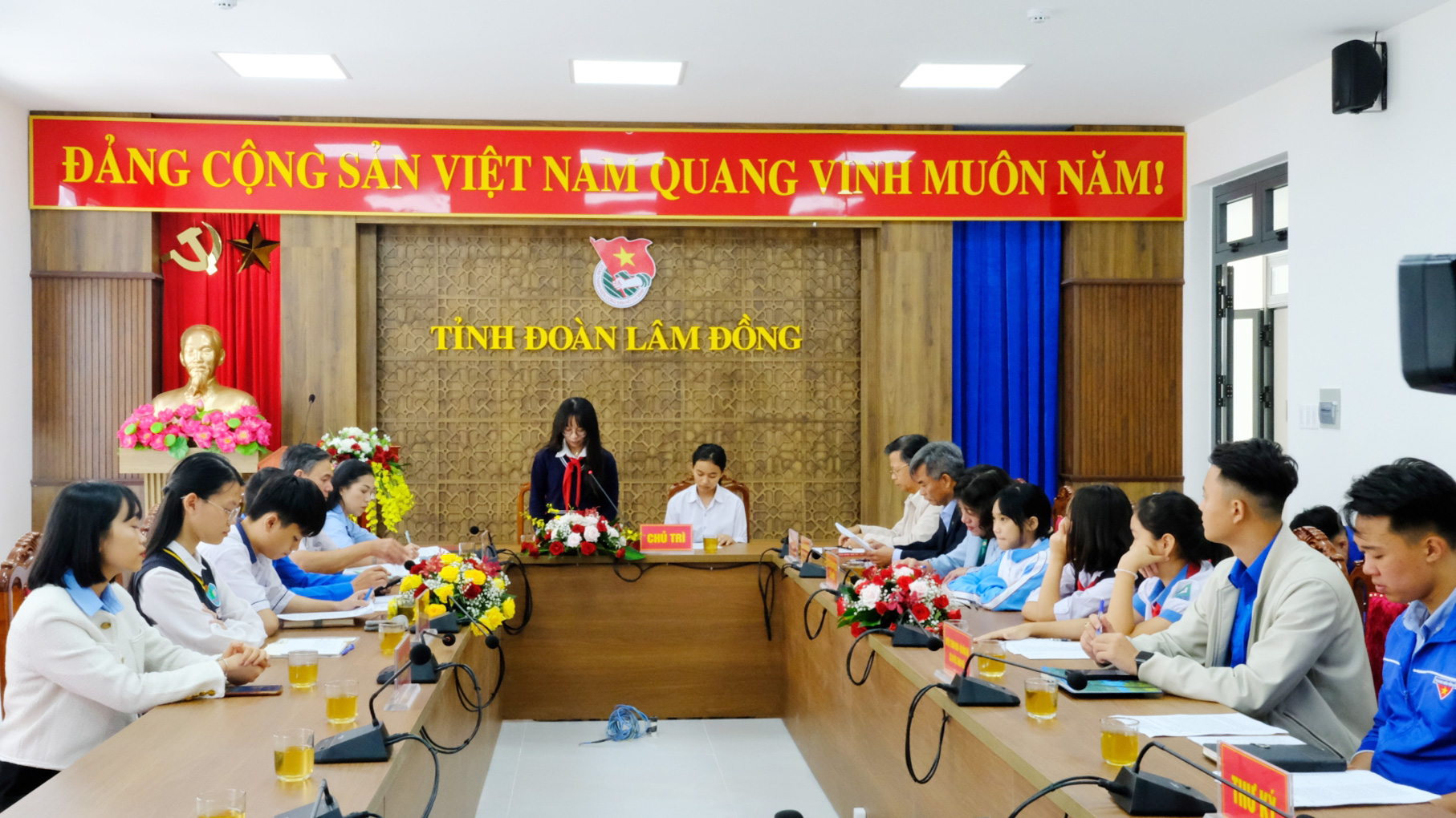 Các đại biểu tham dự kỳ họp Hội đồng trẻ em tại điểm cầu Tỉnh Đoàn Lâm Đồng