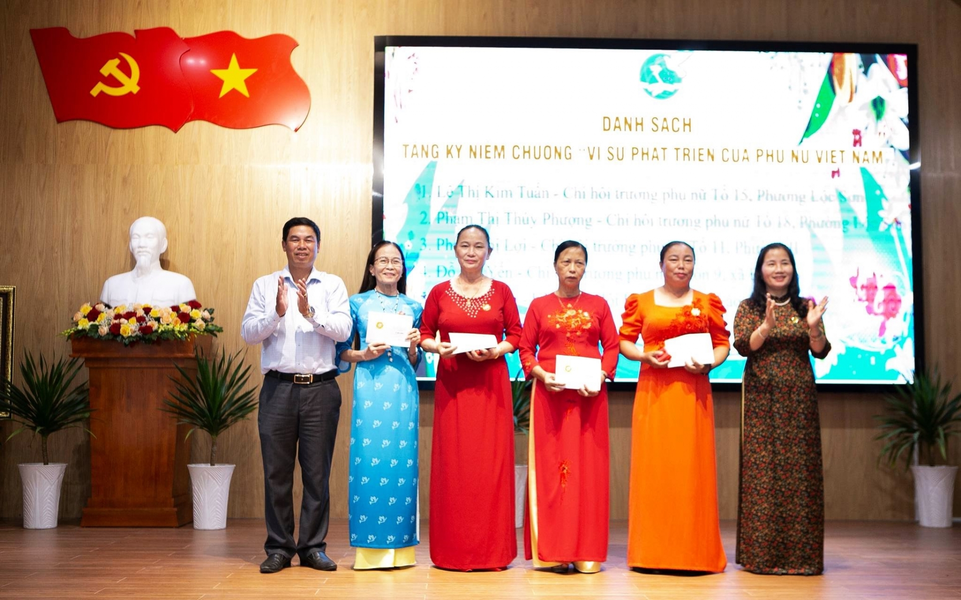 Các hội viên phụ nữ nhận Kỷ niệm chương Vì sự phát triển của Phụ nữ Việt Nam do Trung ương Hội Liên hiệp Phụ nữ Việt Nam trao tặng