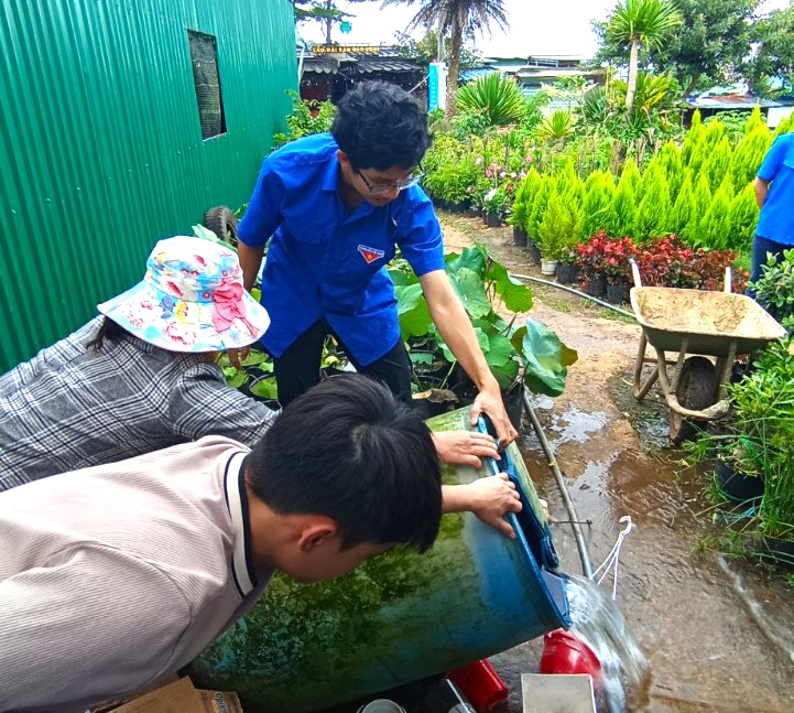 Đoàn viên, thanh niên Bảo Lộc tham gia diệt loăng quăng phòng chống sốt xuất huyết