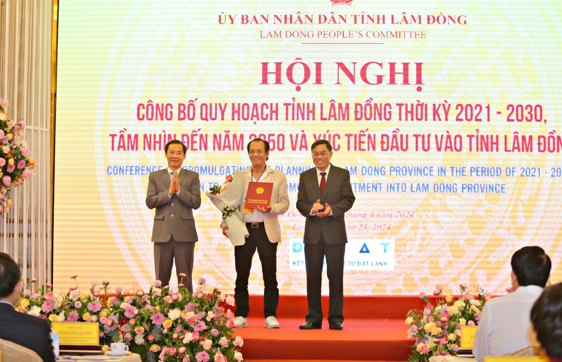 Lãnh đạo tỉnh Lâm Đồng trao Quyết định chấp thuận chủ trương đầu tư, Giấy chứng nhận đăng ký đầu tư và Biên bản ghi nhớ đầu tư cho công ty. 