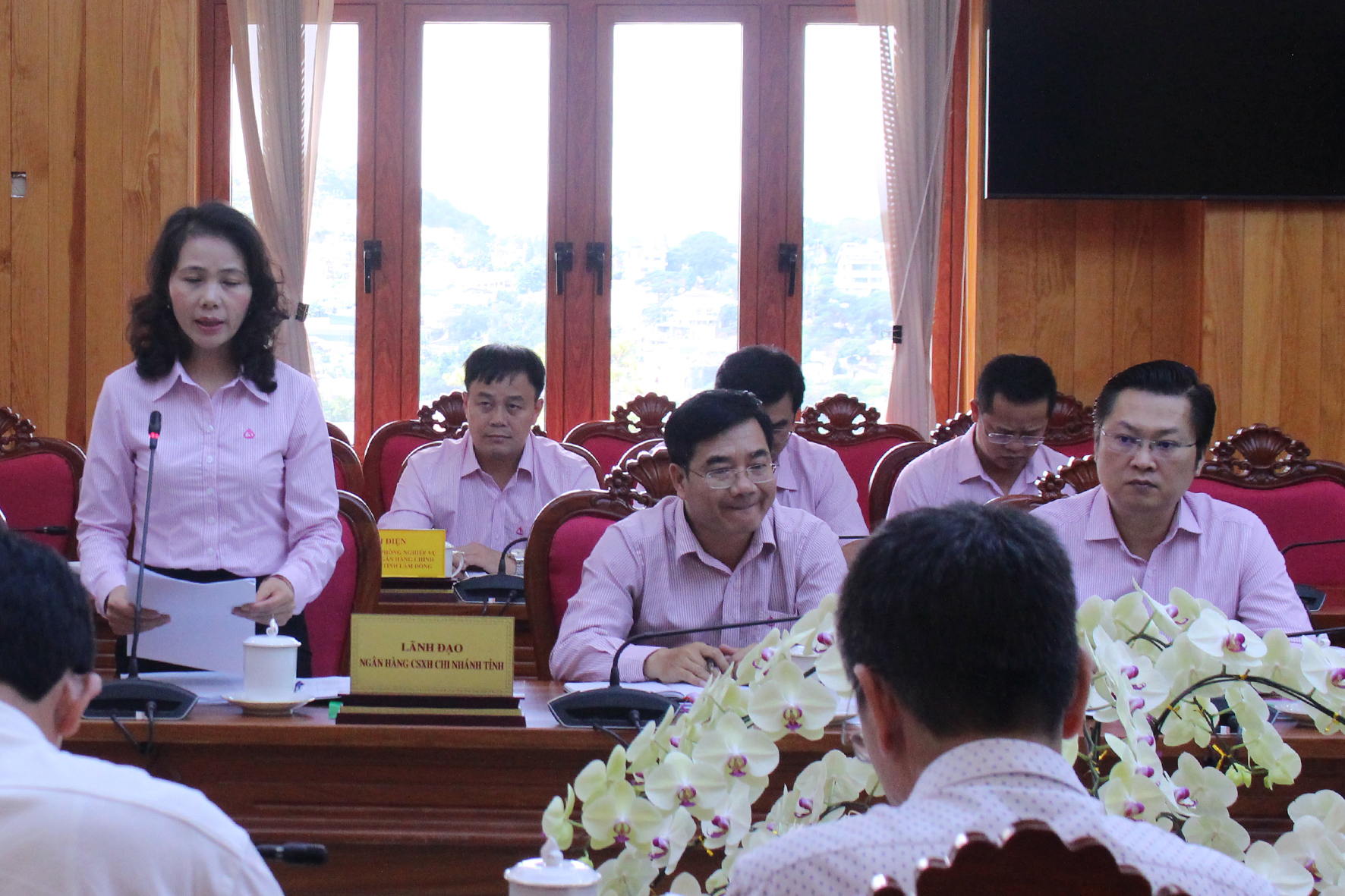 Đại diện NHCSXH Việt Nam - Chi nhánh tỉnh Lâm Đồng trình bày báo cáo và đề xuất một số kiến nghị với Đoàn công tác