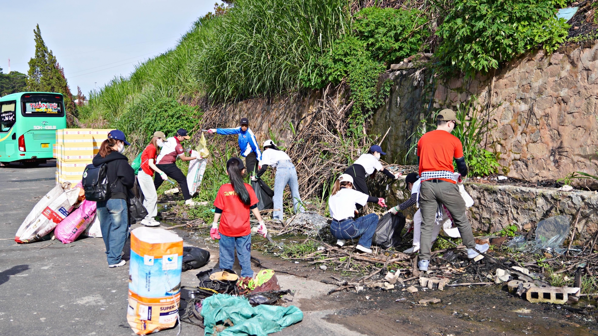 Các tình nguyện viện đủ lứa tuổi tham gia nhặt, gom các loại rác tại khu quy hoạch đường Phạm Hồng Thái, Phường 10, TP Đà Lạt