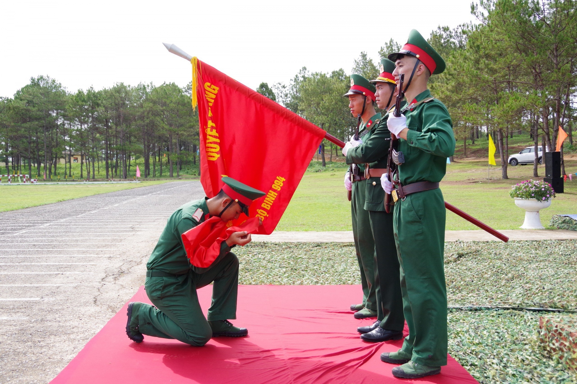 Nghi thức hôn Quân kỳ Quyết thắng 