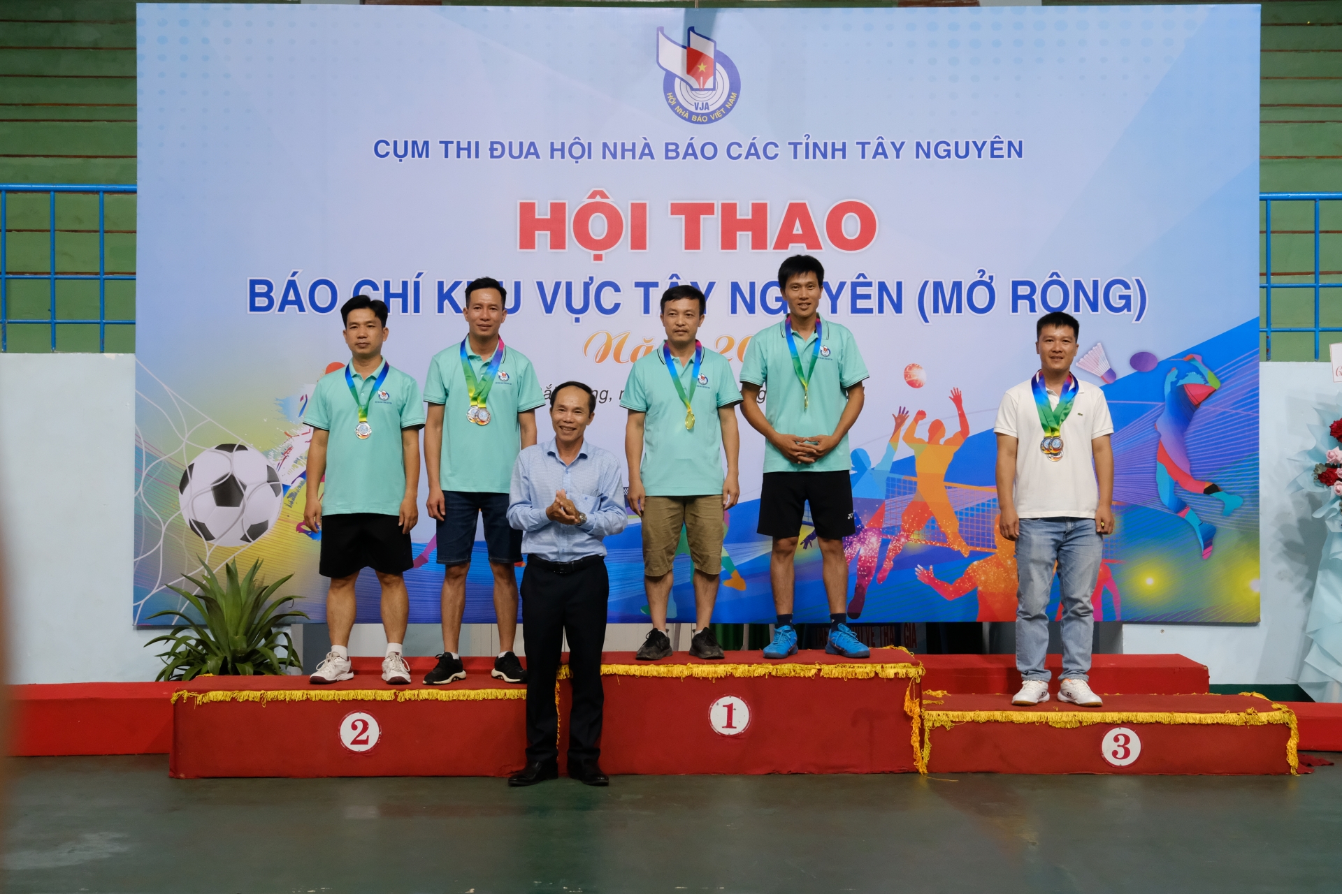 Ban tổ chức trao giải cho các vận động viên thi đấu cầu lông đôi nam