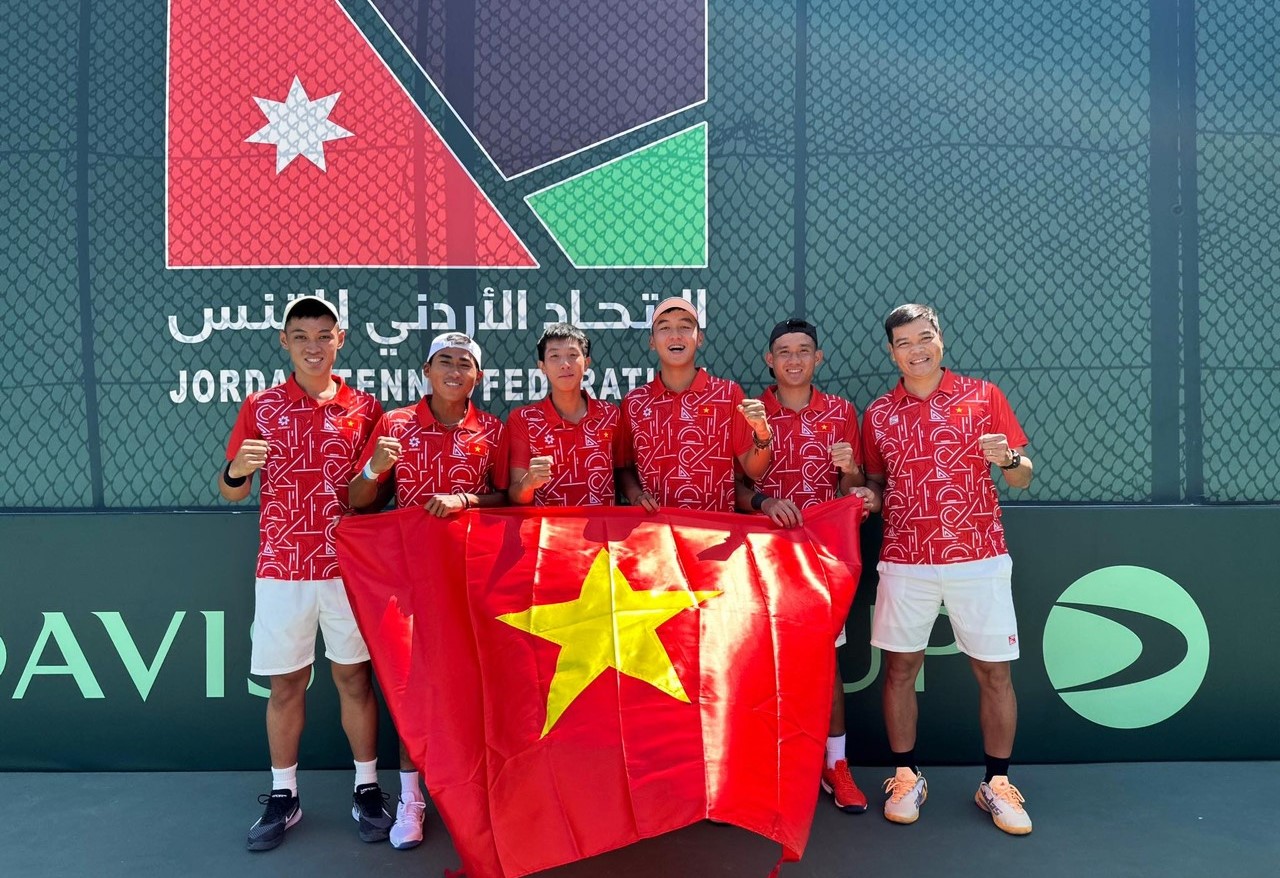 Đội tuyển Quần vợt Việt Nam ăn mừng chiến thắng đầu tiên tại giải 