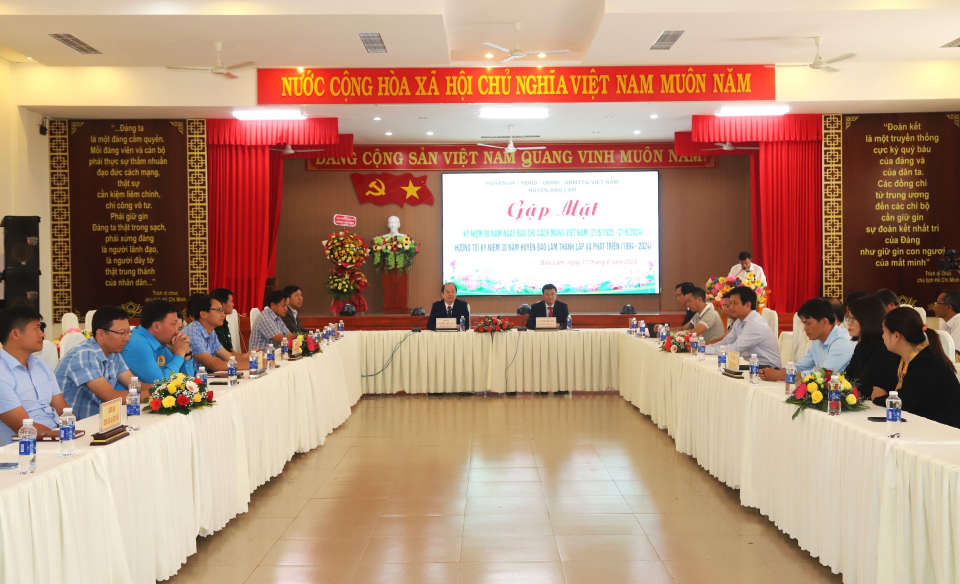 Quang cảnh buổi gặp mặt thân mật giữa lãnh đạo huyện Bảo Lâm và đại diện các cơ quan thông tấn, báo chí