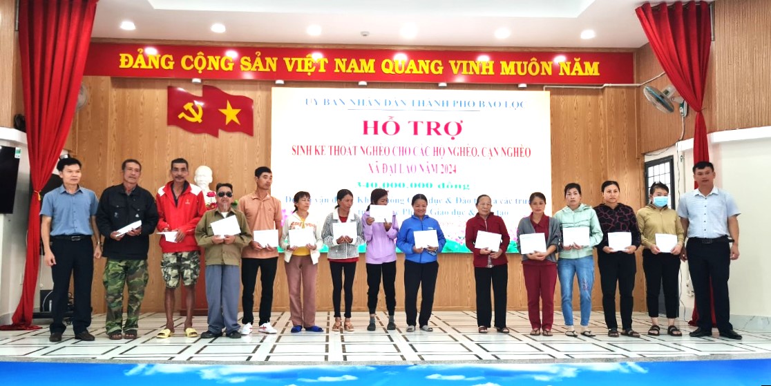 Các hộ dân tiếp nhận sinh kế do Phòng Giáo dục và Đào tạo TP Bảo Lộc trao tặng