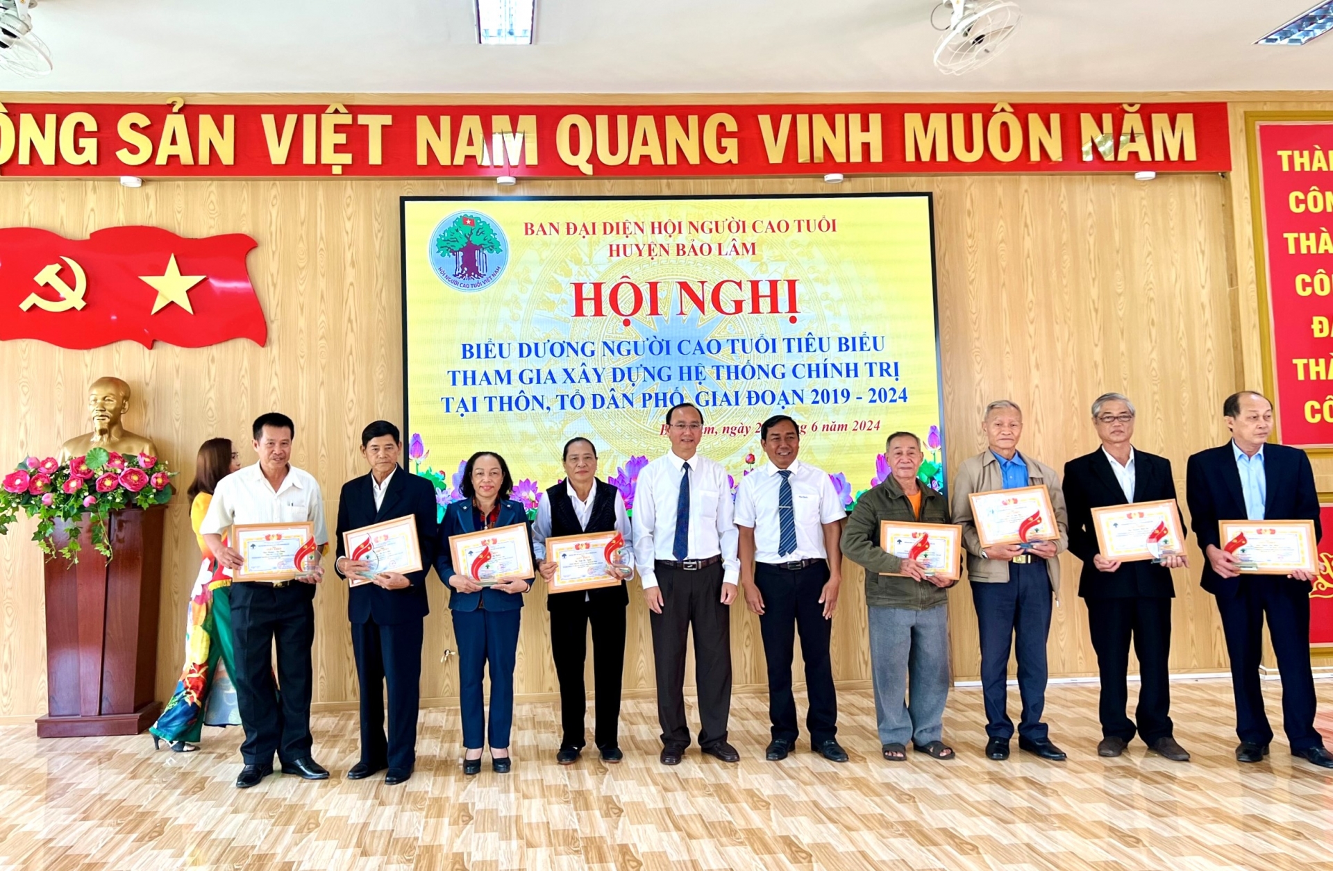 Lãnh đạo huyện Bảo Lâm trao khen thưởng cho người cao tuổi tiêu biểu tham gia xây dựng hệ thống chính trị ở cơ sở 