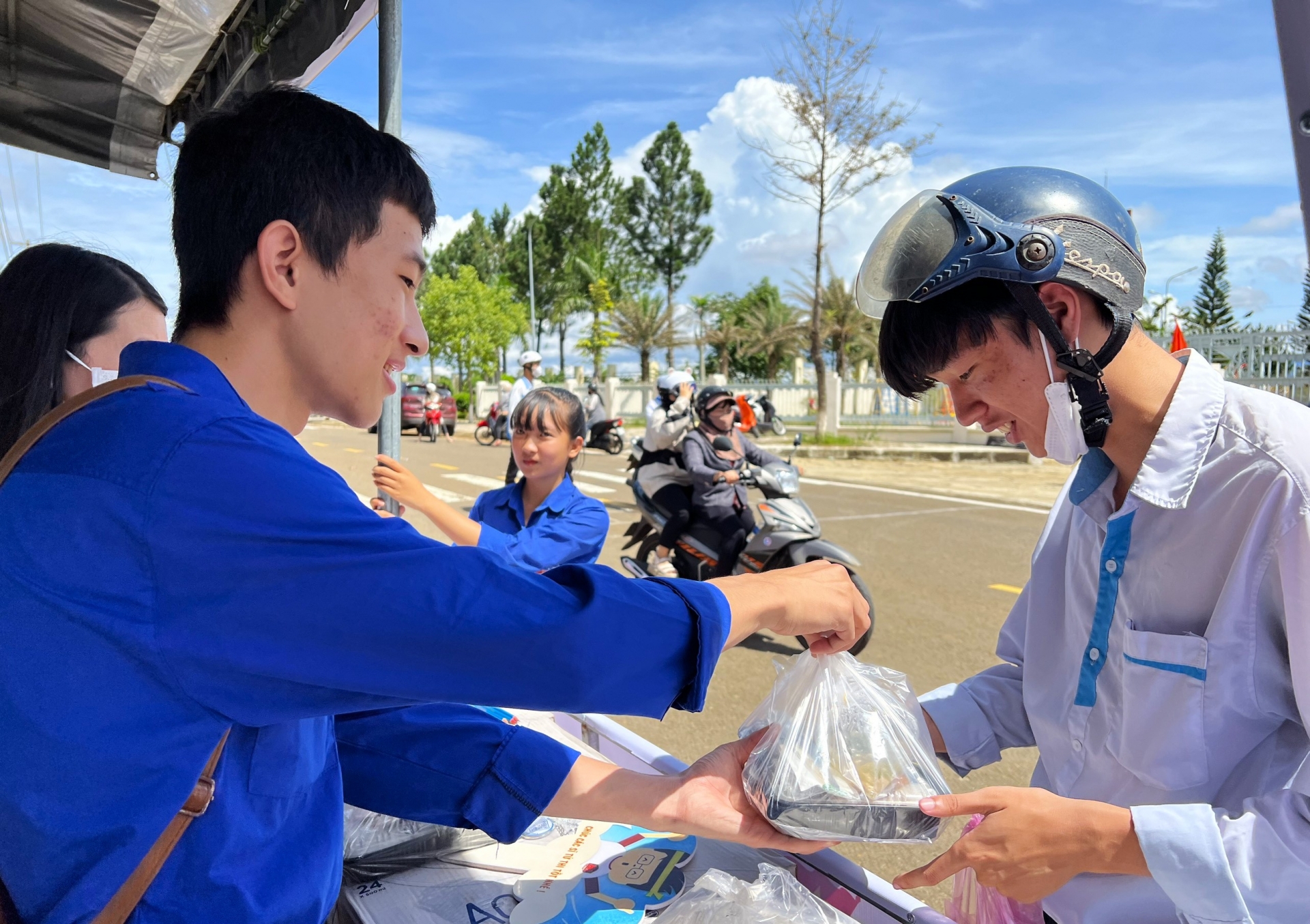 Đúng 9 giờ 30 phút, những suất cơm miễn phí nóng hổi được thanh niên tình nguyện mang đến điểm thi trường THPT Bảo Lâm gửi tặng các thí sinh khó khăn