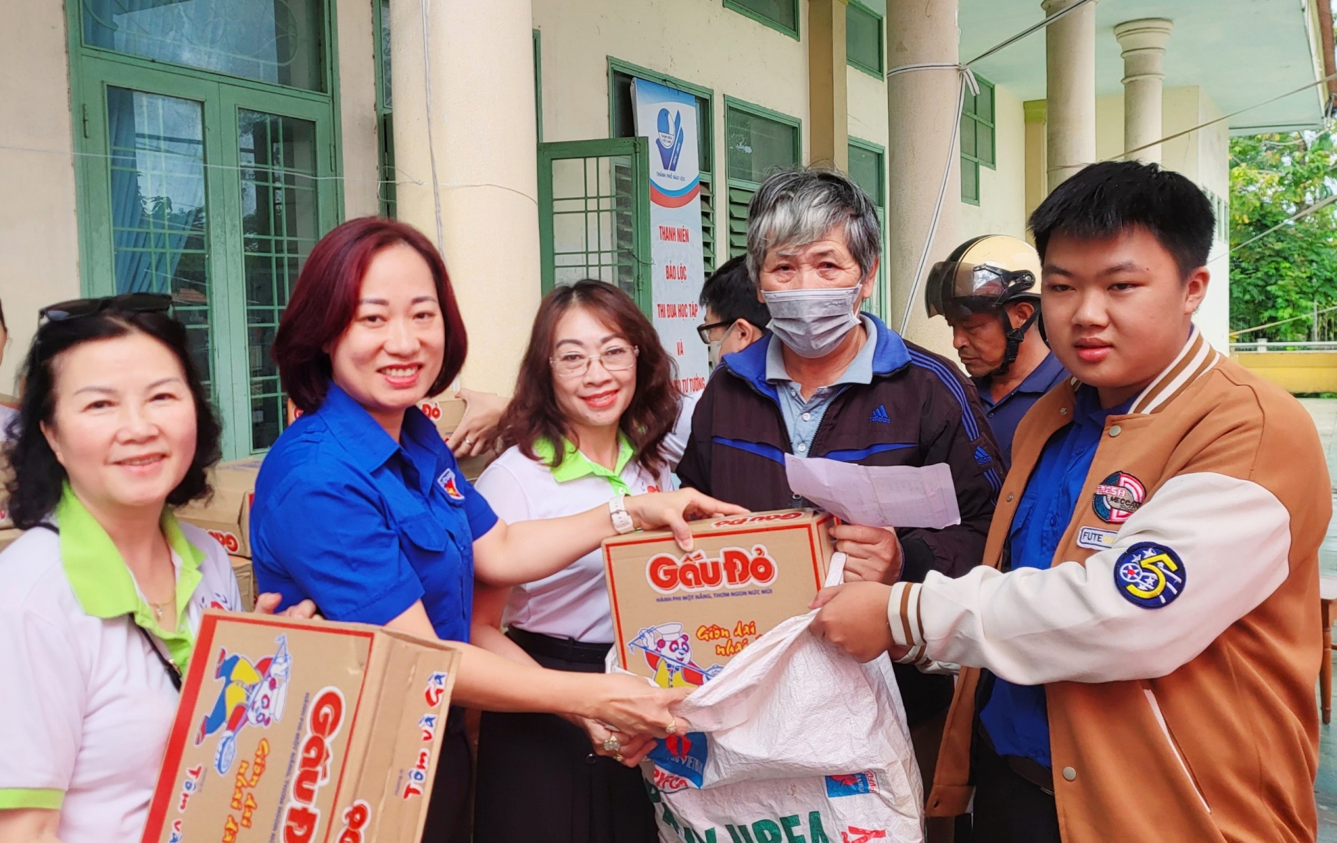 Đại diện MTTQ Việt Nam TP Bảo Lộc và Thành Đoàn trao quà cho người khó khăn, yếu thế