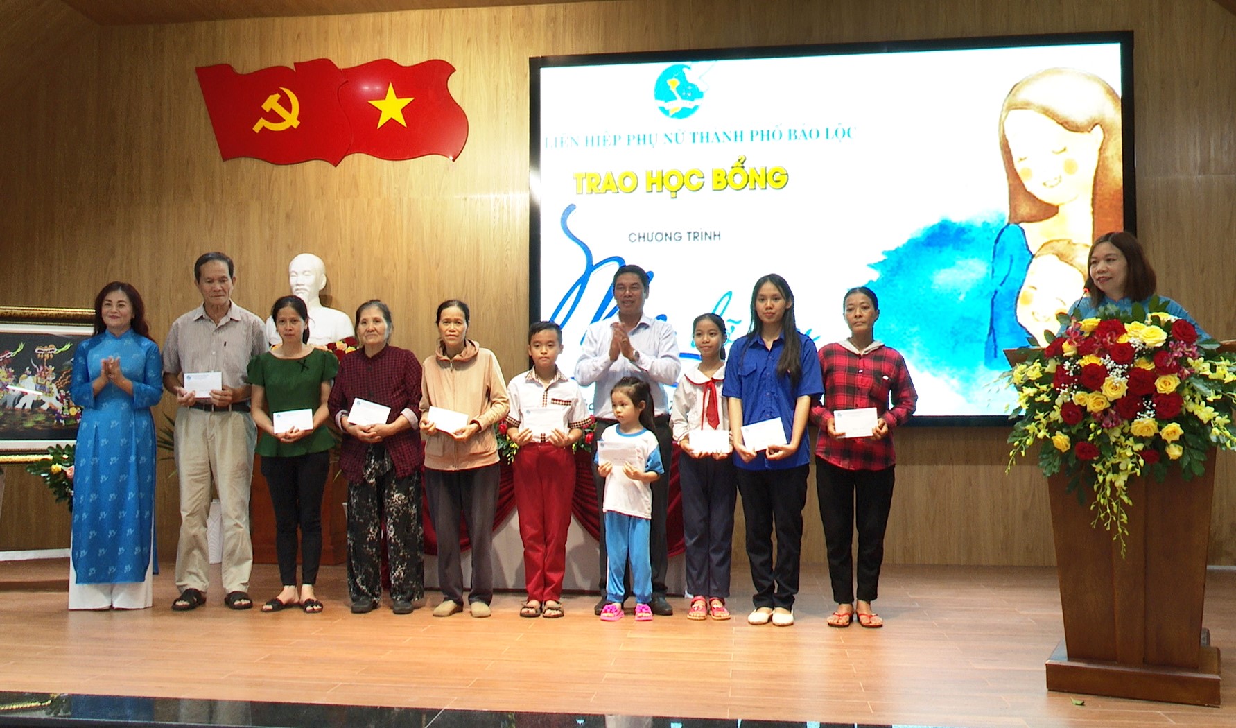 Hội Liên hiệp Phụ nữ TP Bảo Lộc trao tặng học bổng cho học sinh là con em hội viên có hoàn cảnh khó khăn