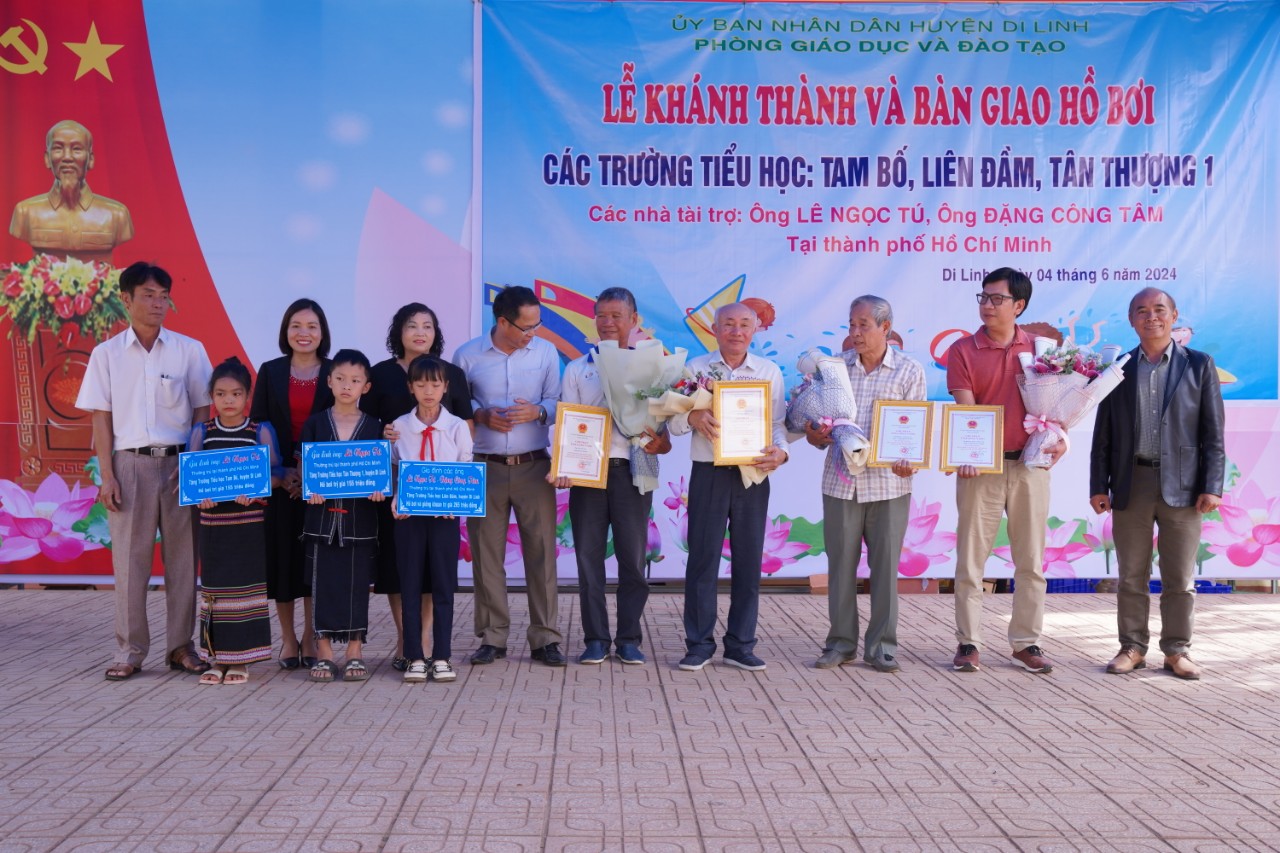 Ông Vũ Đức Nhuần - Phó Chủ tịch UBND huyện Di Linh bàn giao công trình bể bơi di động cho các đơn vị trường học