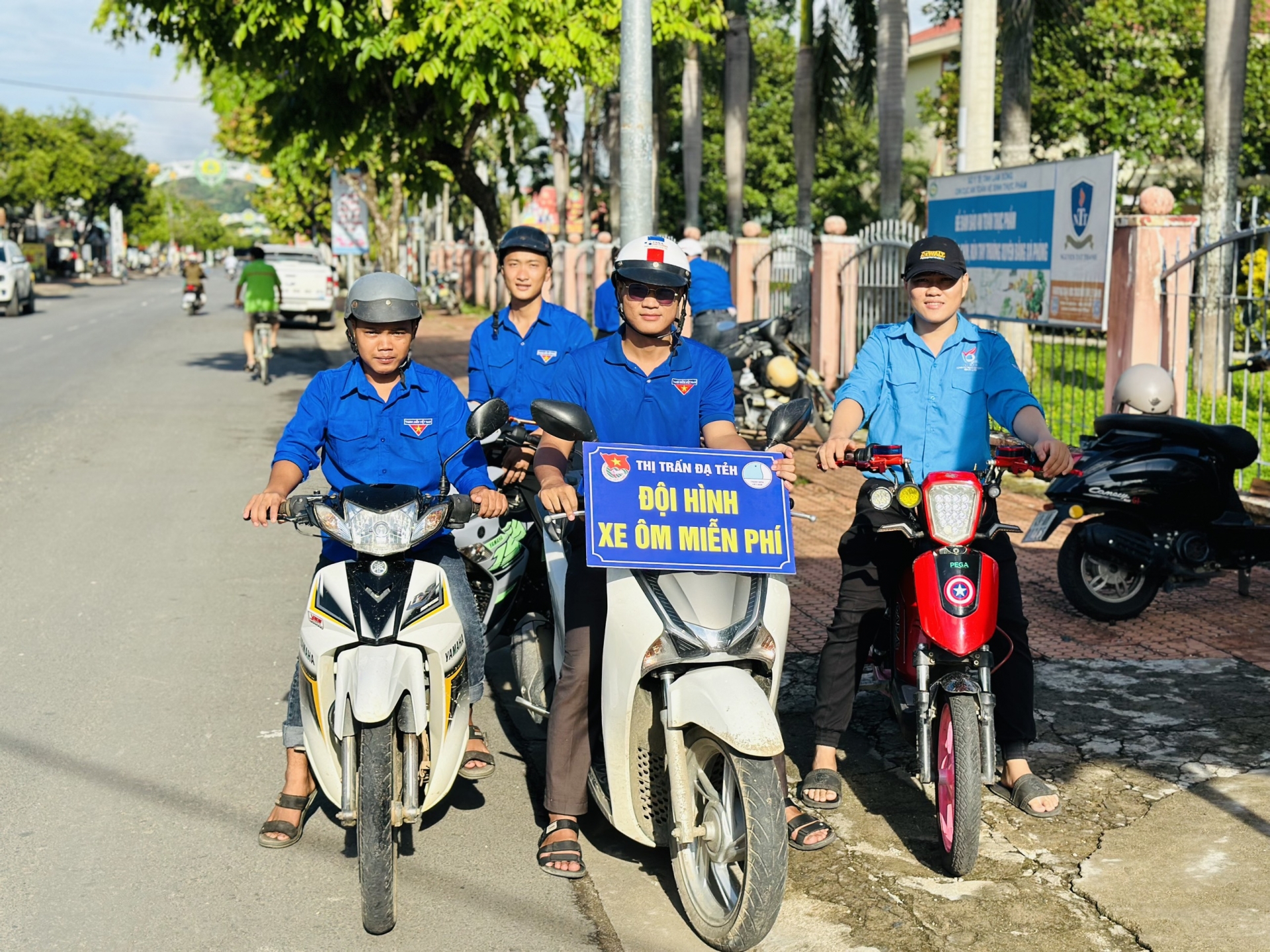 Đội hình xe ôm miễn phí của huyện Đạ Tẻh sẵn sàng hỗ trợ thí sinh