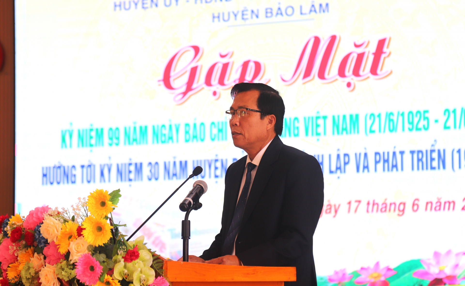 Phó Chủ tịch UBND huyện Bảo Lâm Trịnh Văn Thảo phát biểu tại buổi gặp mặt các cơ quan báo chí