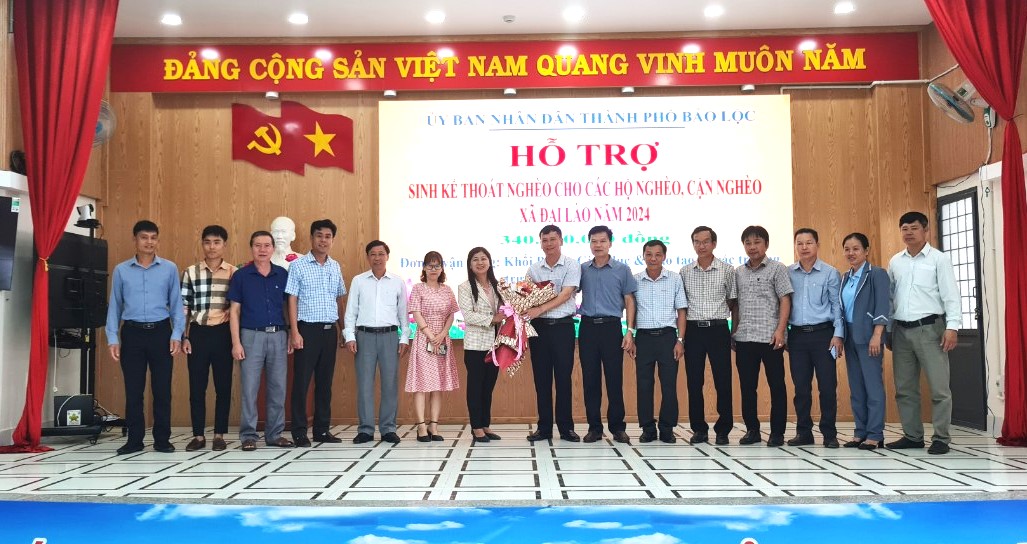 Lãnh đạo xã Đại Lào tặng hoa cảm ơn, tri ân lãnh đạo Phòng Giáo dục và Đào tạo thành phố