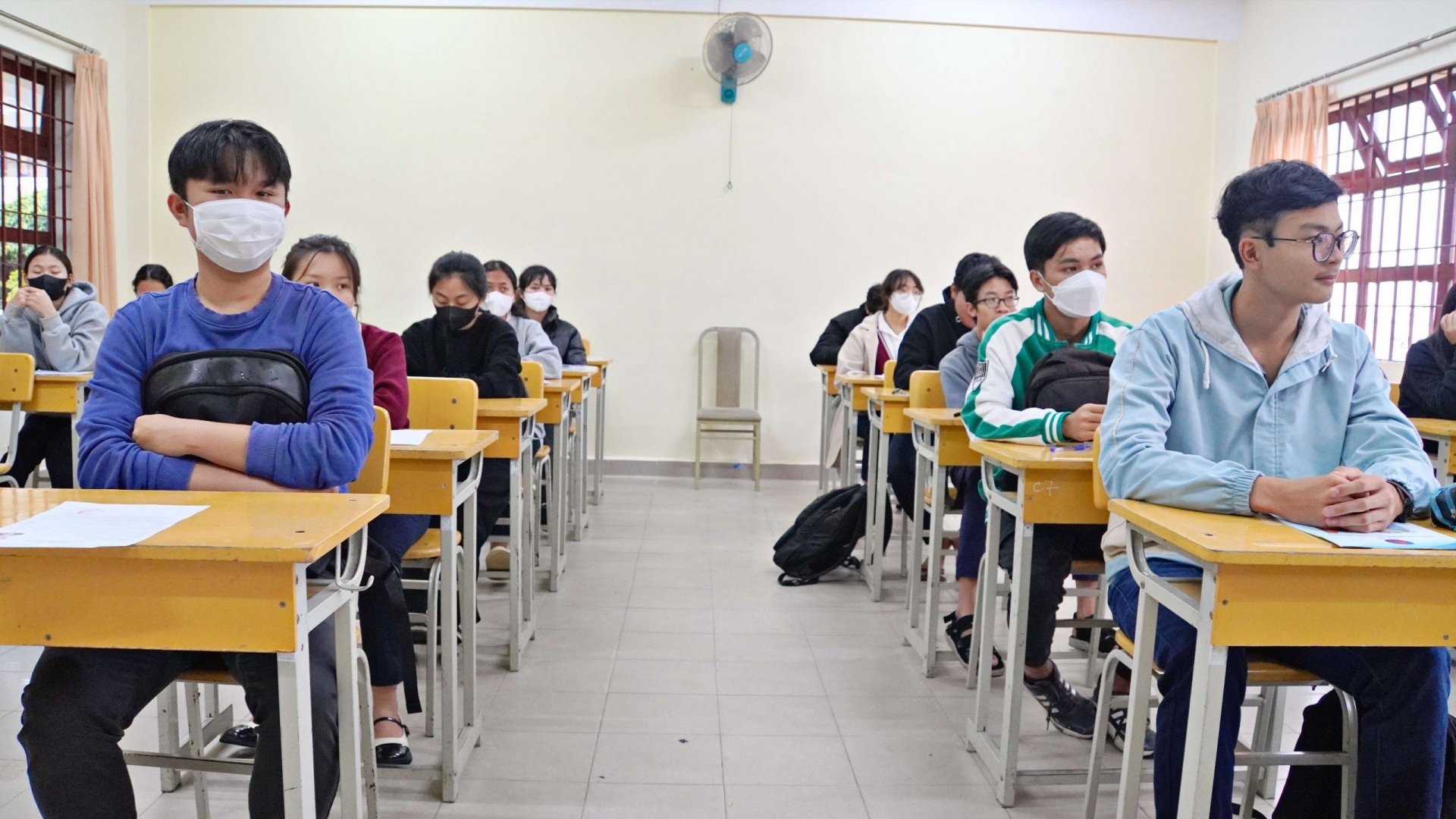 Thí sinh tại các điểm thi THCS-THPT Tây Sơn, THPT Chuyên Thăng Long, THCS-THPT Chi Lăng trước giờ làm bài thi các môn tổ hợp.
