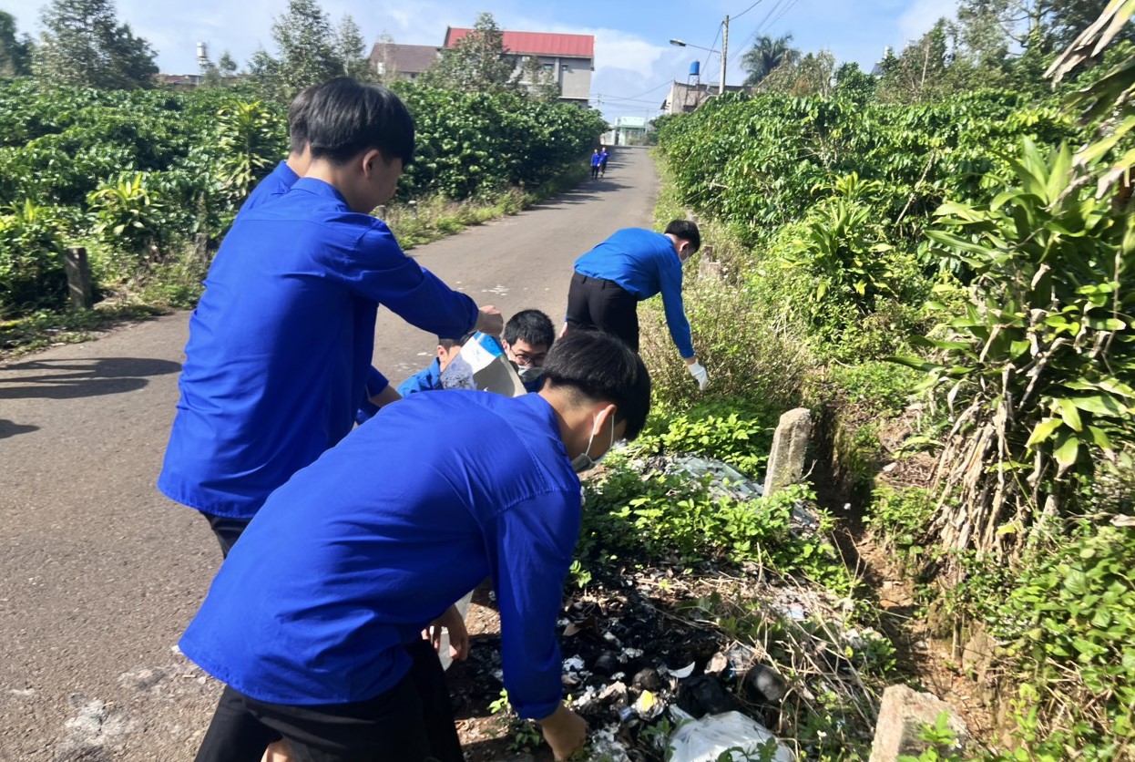 Đoàn viên, thanh niên TP Bảo Lộc tham gia dọn vệ sinh môi trường