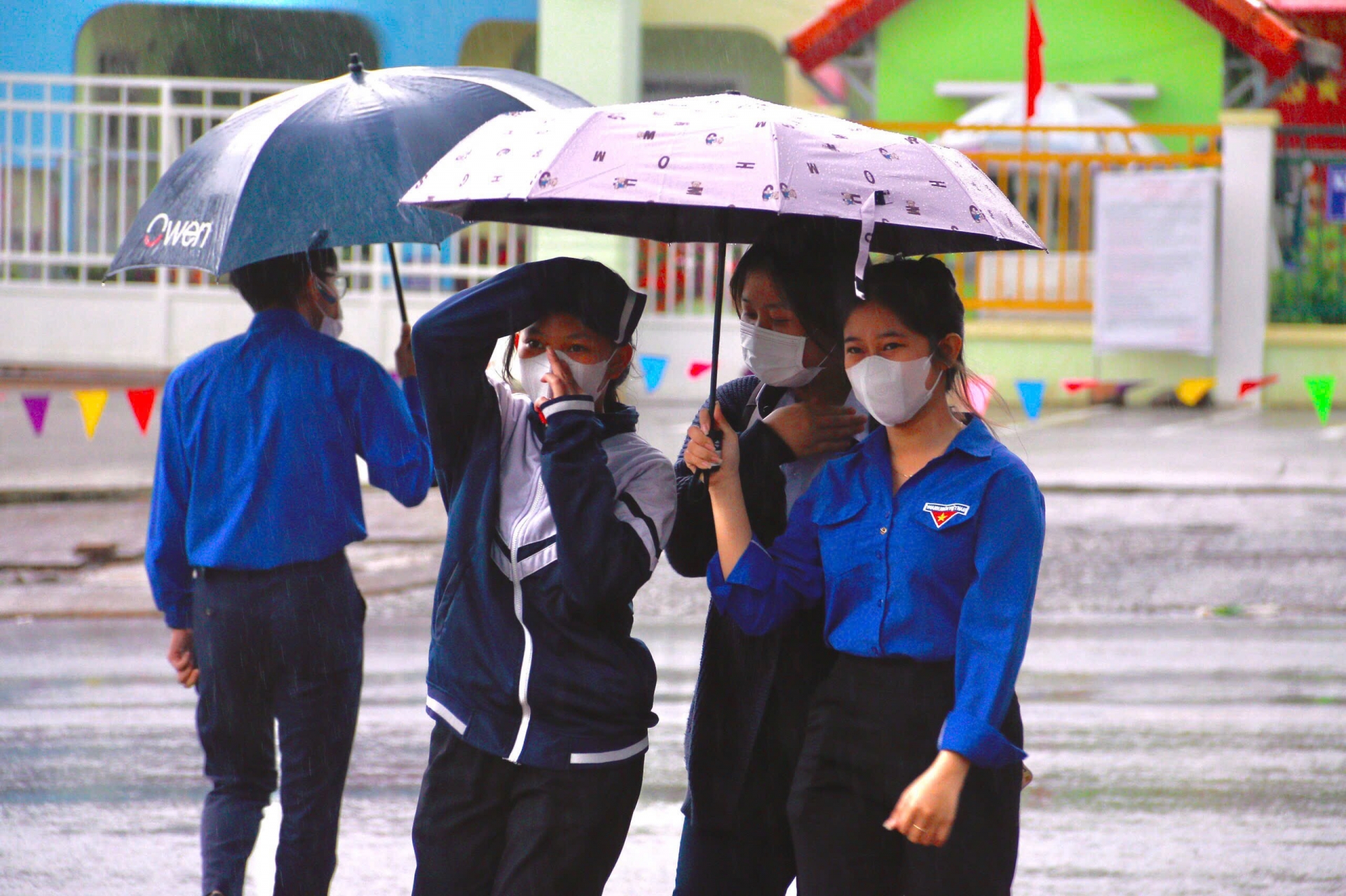 Các tình nguyện viên huyện Đức Trọng hỗ trợ thí sinh dưới thời tiết mưa to