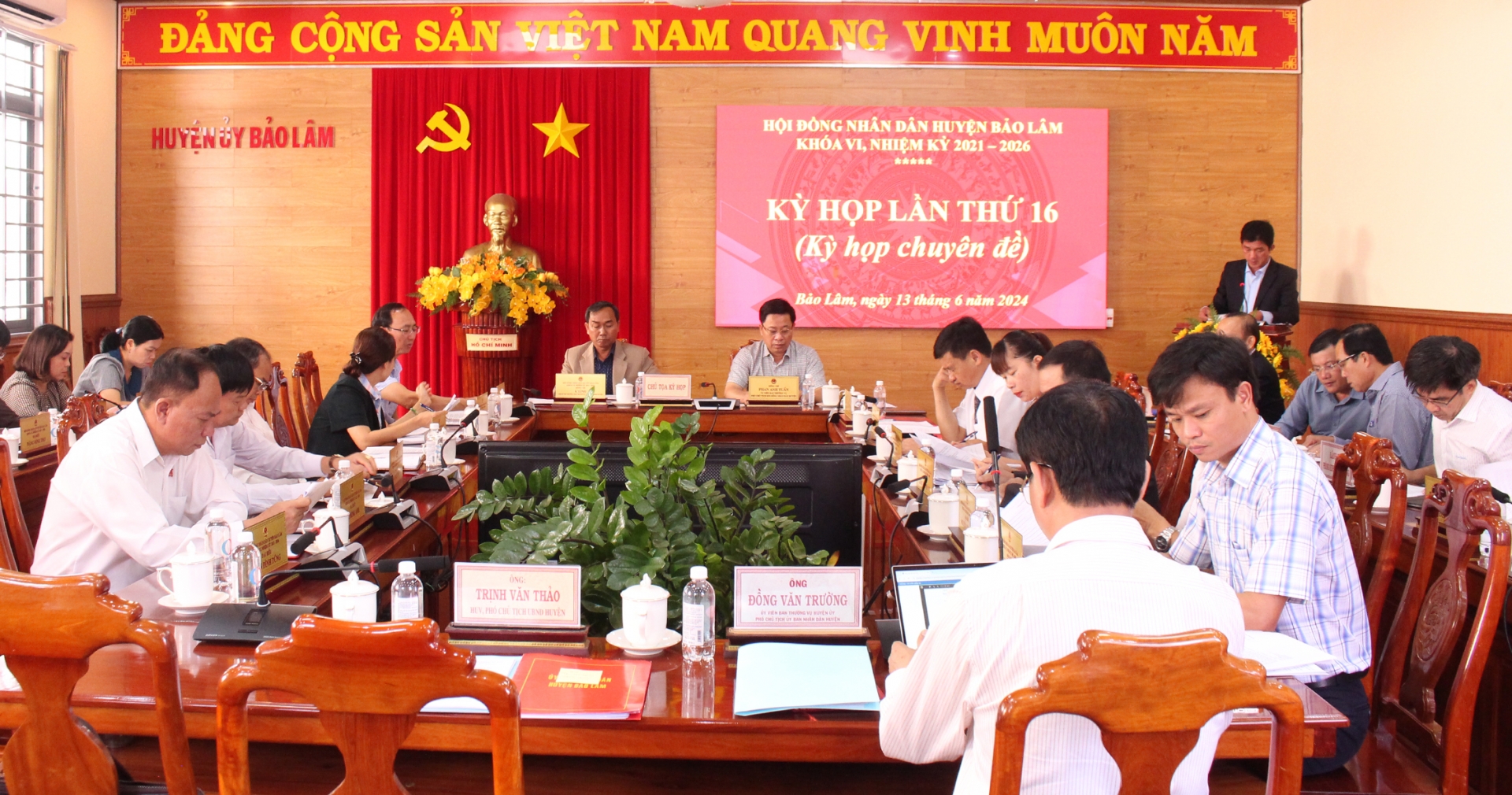 Đại biểu HĐND huyện Bảo Lâm nghe đọc các tờ trình