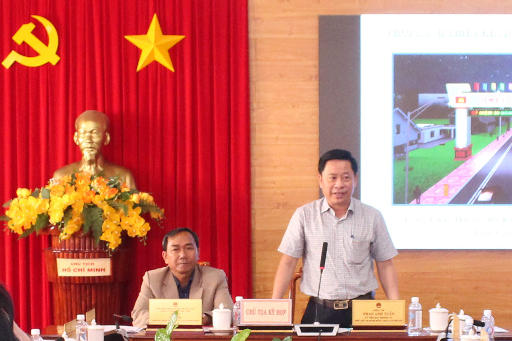 Chủ tịch HĐND huyện Bảo Lâm KLình (ngồi) và Phó Chủ tịch HĐND huyện Phan Anh Tuấn (đứng) chủ trì kỳ họp