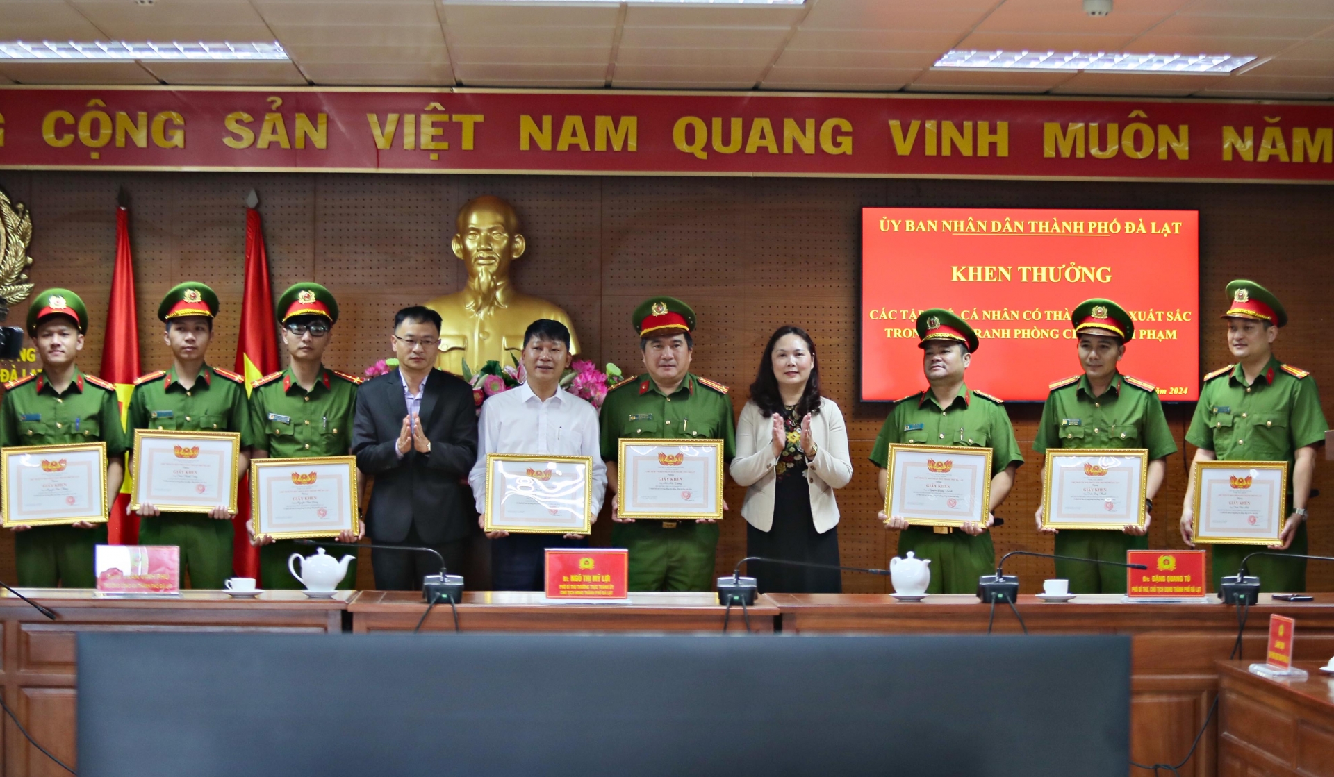 Đà Lạt: Khen thưởng tập thể, cá nhân vụ bắt nhanh 2 đối tượng truy nã, 1 đối tượng giết người