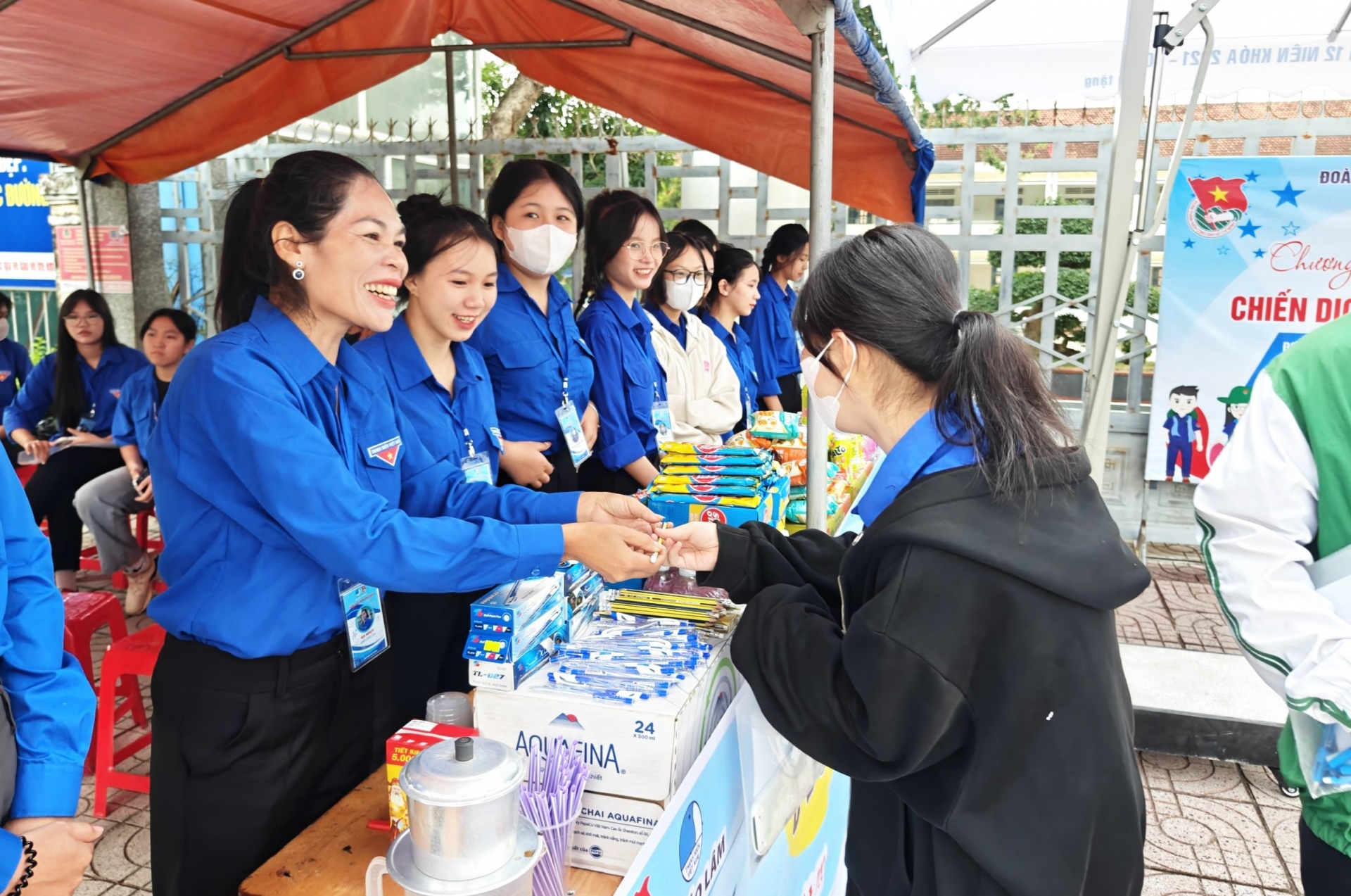Thanh niên tình nguyện phát nước uống, tặng dụng cụ học tập tiếp sức cho các sĩ tử tại các điểm thi