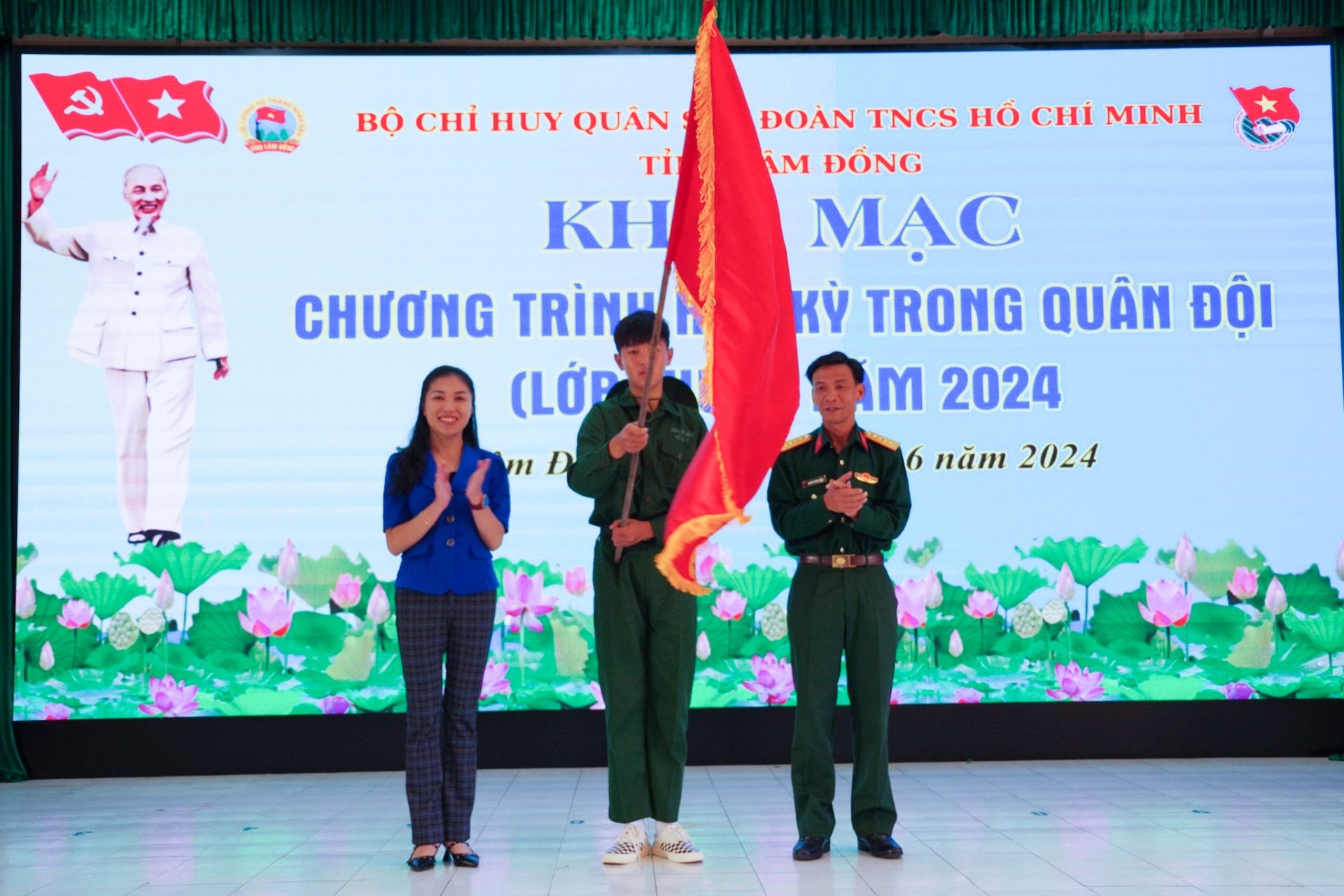 Trao cờ xuất quân của Ban tổ chức cho đại diện chiến sĩ tham gia chương trình Học kỳ quân đội