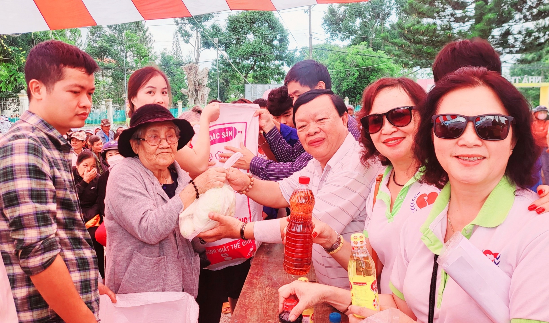 "Siêu thị 0 đồng" trao tặng 500 phần quà cho người khó khăn tại Bảo Lộc, Bảo Lâm
