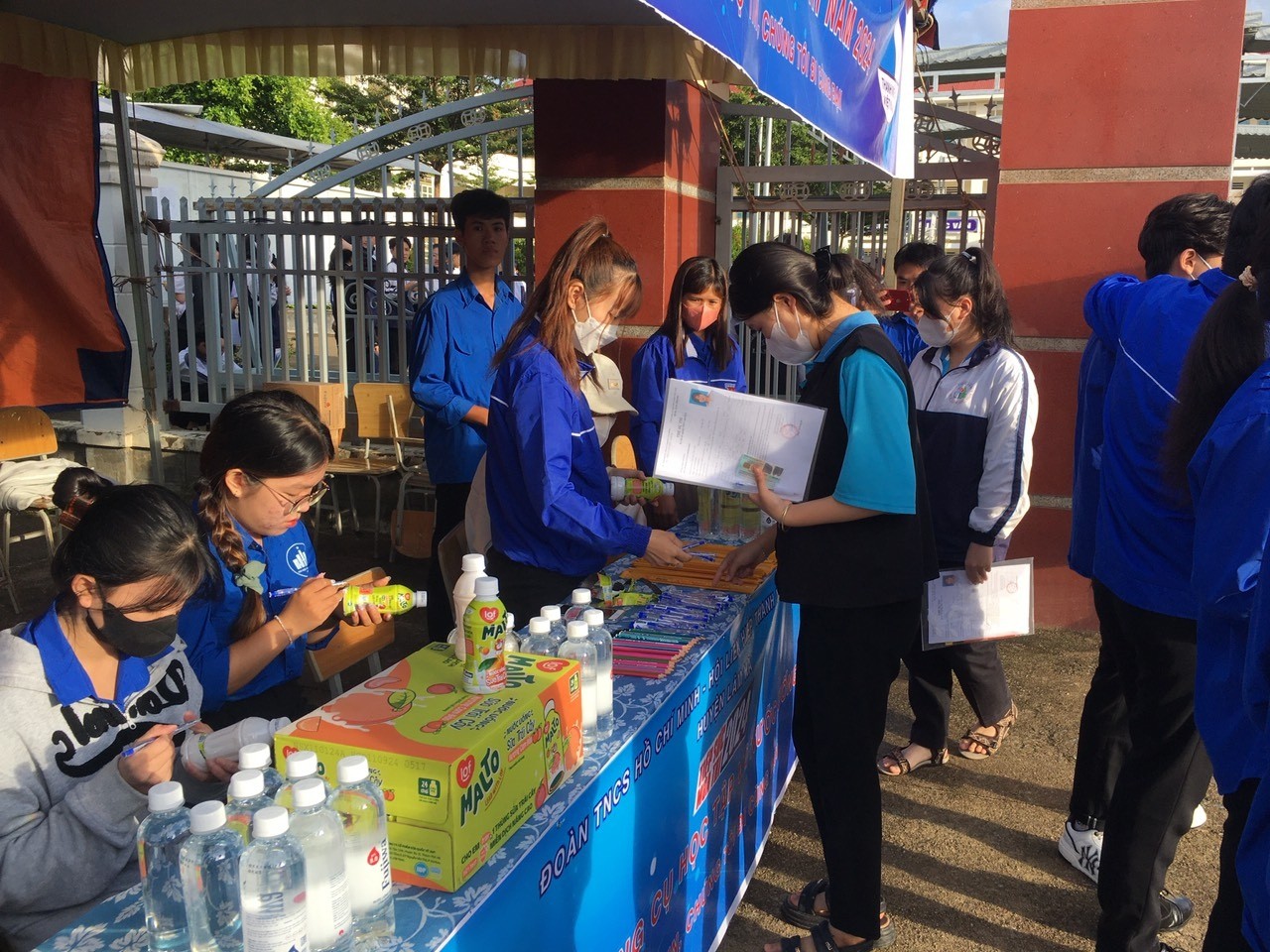 Các đội hình Tiếp sức mùa thi huyện Lâm Hà tặng dụng cụ học tập cho các thí sinh