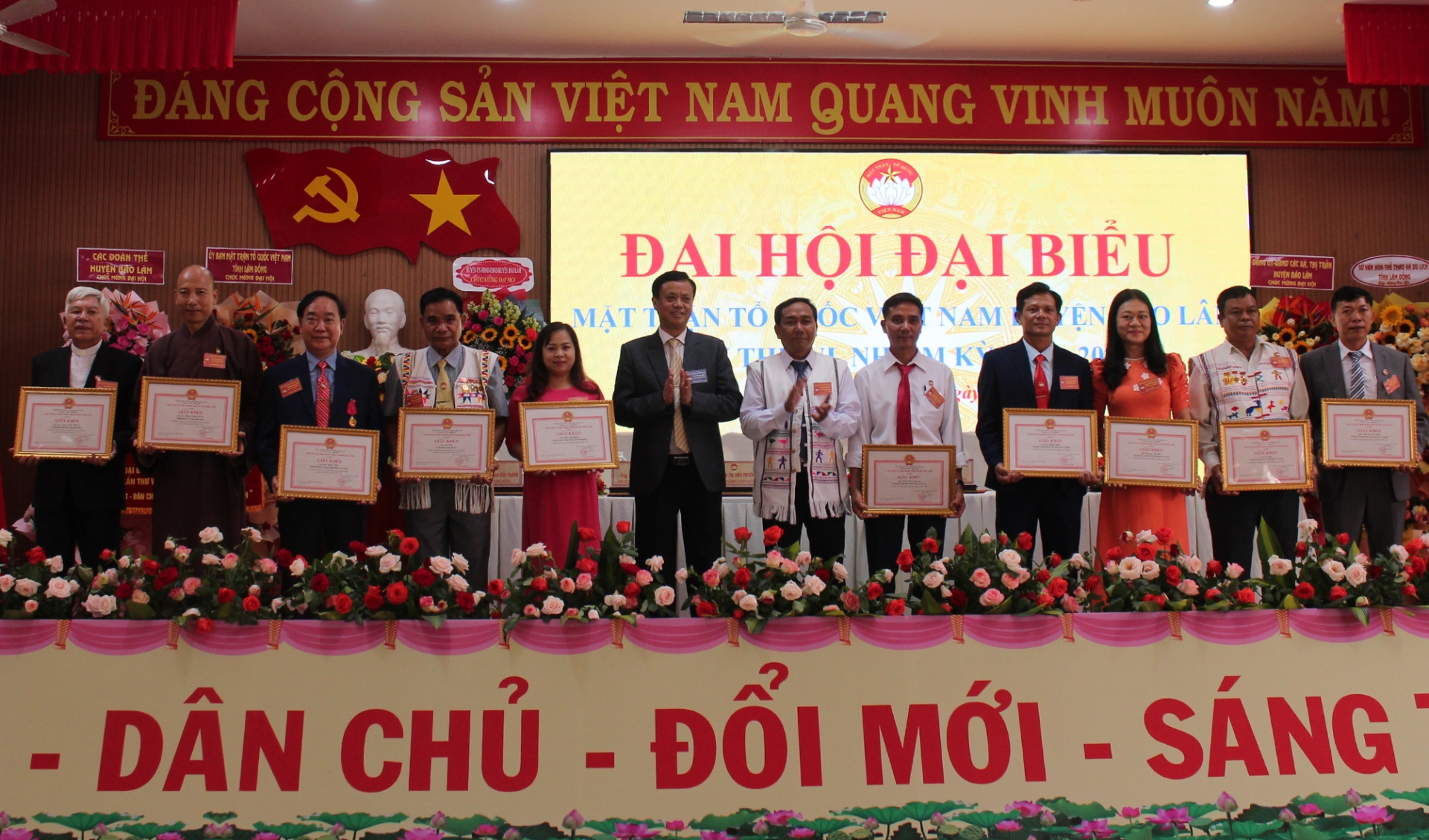 Khen thưởng các cá nhân